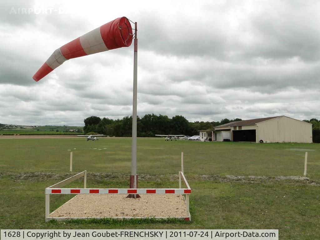 1628 Airport - LF1628 aérodrome de Saint Meme les Carriéres(16) France