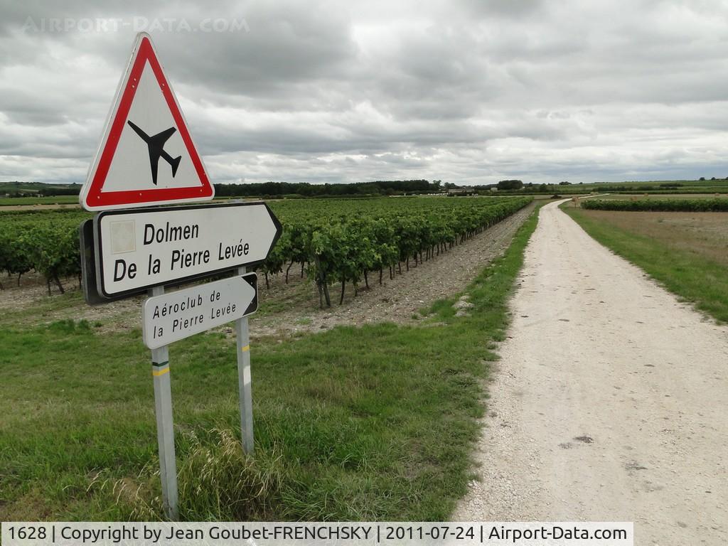 1628 Airport - LF1628 aérodrome de Saint Meme les Carriéres(16) France