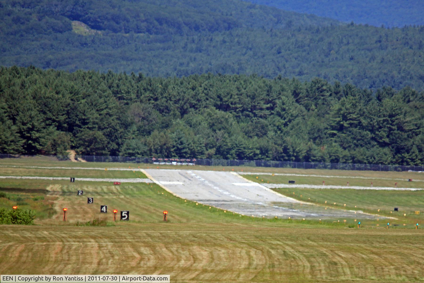 Dillant-hopkins Airport (EEN) - Dillant-Hopkins Airport runway 02