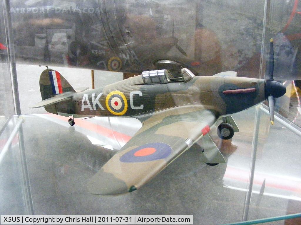 X5US Airport - model of Hawker Hurricane Mk I painted to represent P3419 of 213 Sqdn RAF which was one of five shot down in combat with Bf109s of III./JG26 over Nieuport 31/05/1940 while on patrol