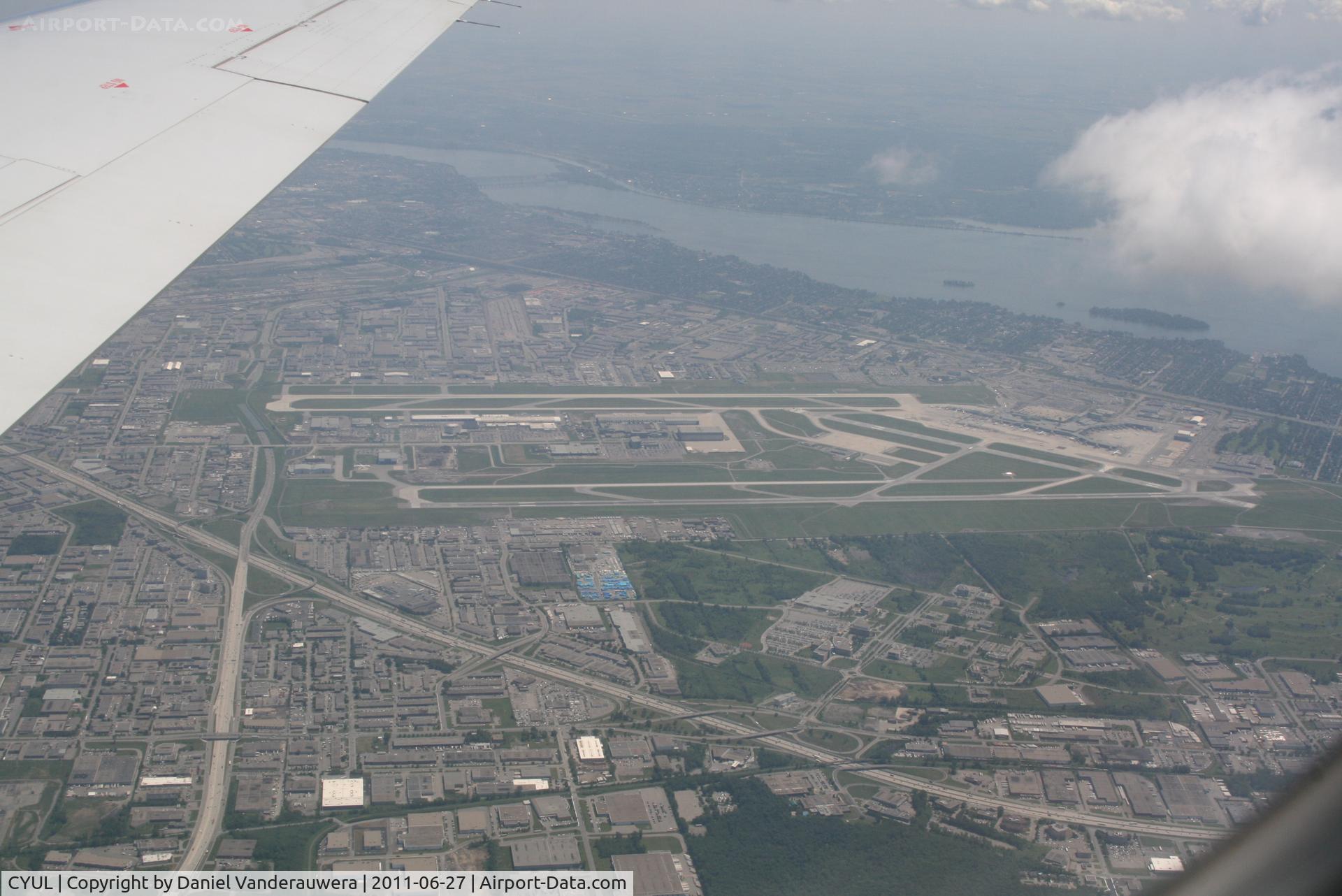 Montréal-Pierre Elliott Trudeau International Airport, Montreal, Quebec Canada (CYUL) - Flight UA532  -  Arrival to CYUL from KORD