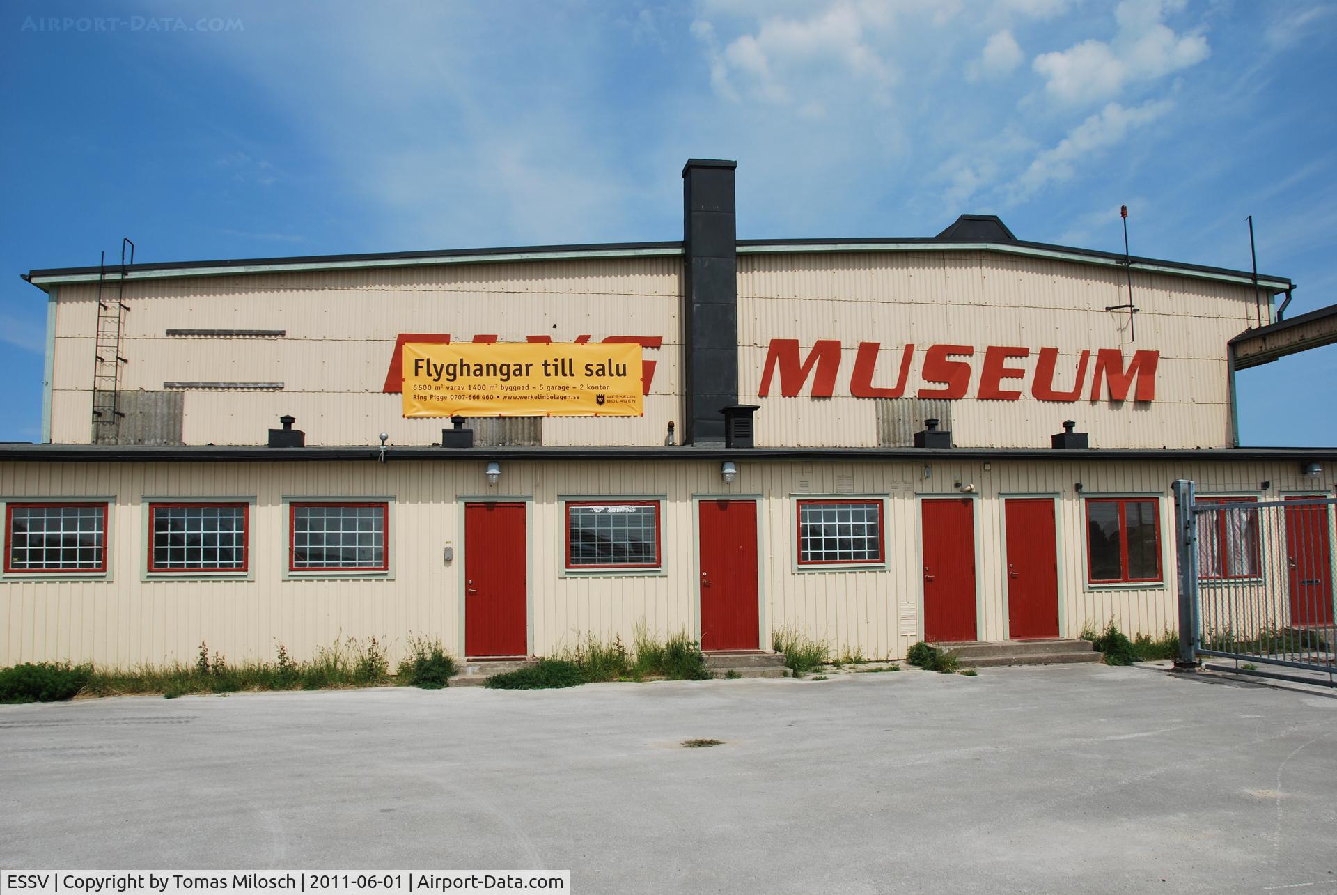 Visby Airport, Visby Sweden (ESSV) - The old terminal building, used from 1942 to 1957 when the new airport opened. This terminal became later an aircraft museum which closed some years ago. Now it is for sale. 