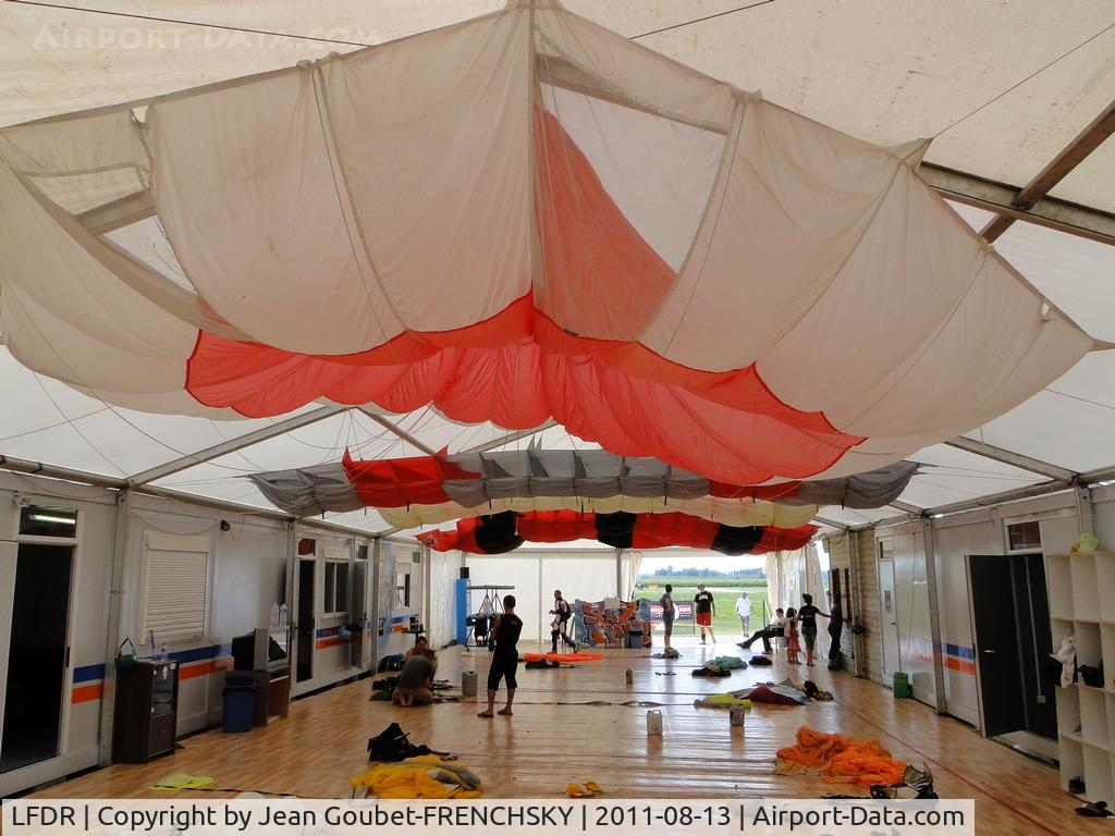 La Réole Floudes Airport, La Réole France (LFDR) - Espace Chute Libre 