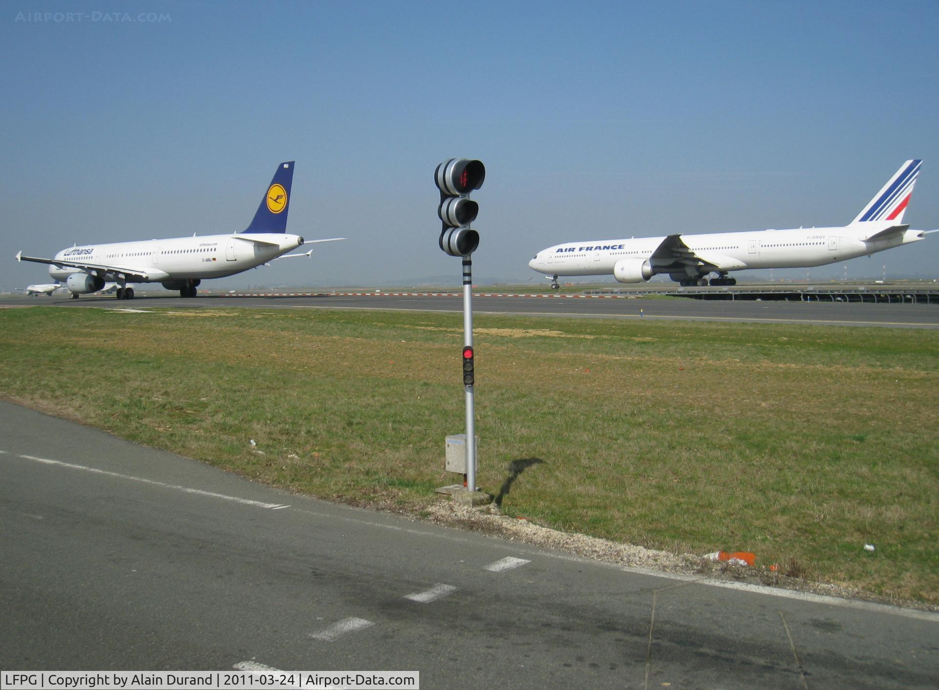 Paris Charles de Gaulle Airport (Roissy Airport), Paris France (LFPG) - Coming through Alpha Loop, LH A321 D-AIRU tries getting the best over AF 773 F-GSQV while on hot competition for reaching runway 09R. Emerging from Bravo Loop, the Big Boeing won...