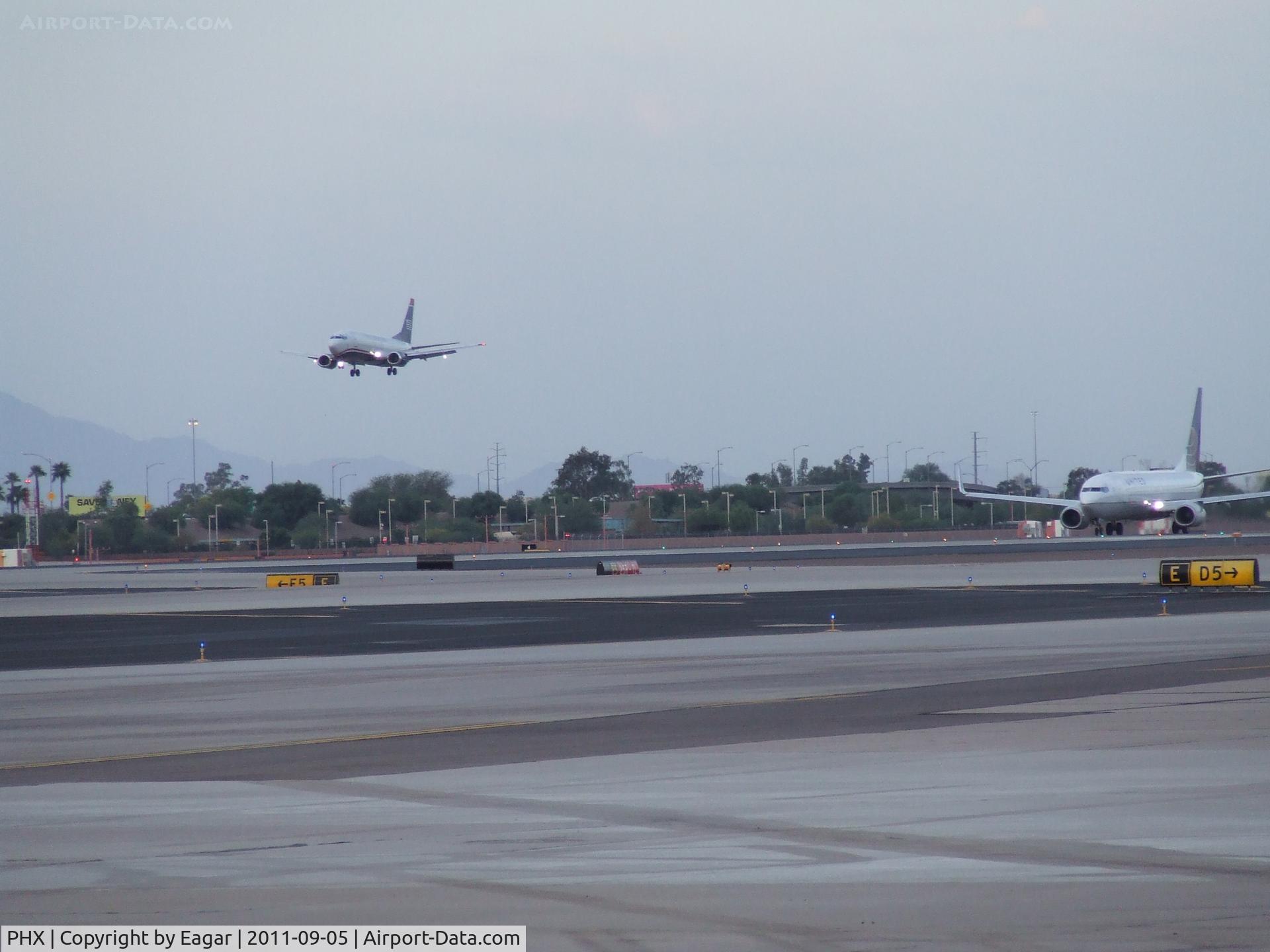 Phoenix Sky Harbor International Airport (PHX) - Landing on Runway 7R