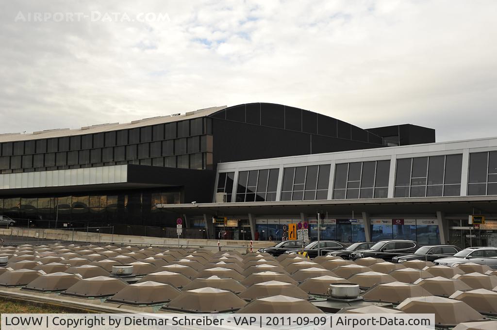 Vienna International Airport, Vienna Austria (LOWW) - Connections between old Terminal and Skylink
