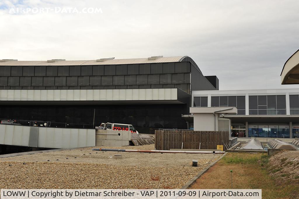 Vienna International Airport, Vienna Austria (LOWW) - Connections between old Terminal and Skylink