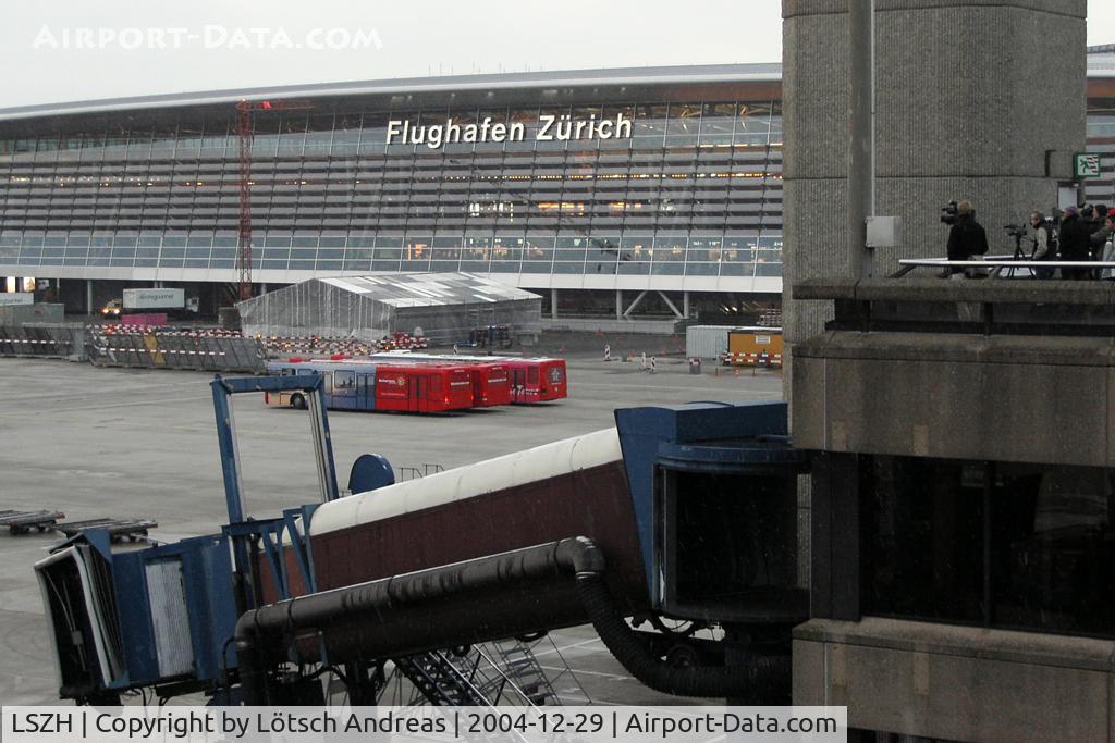 Zurich International Airport, Zurich Switzerland (LSZH) - Dock at B Gate