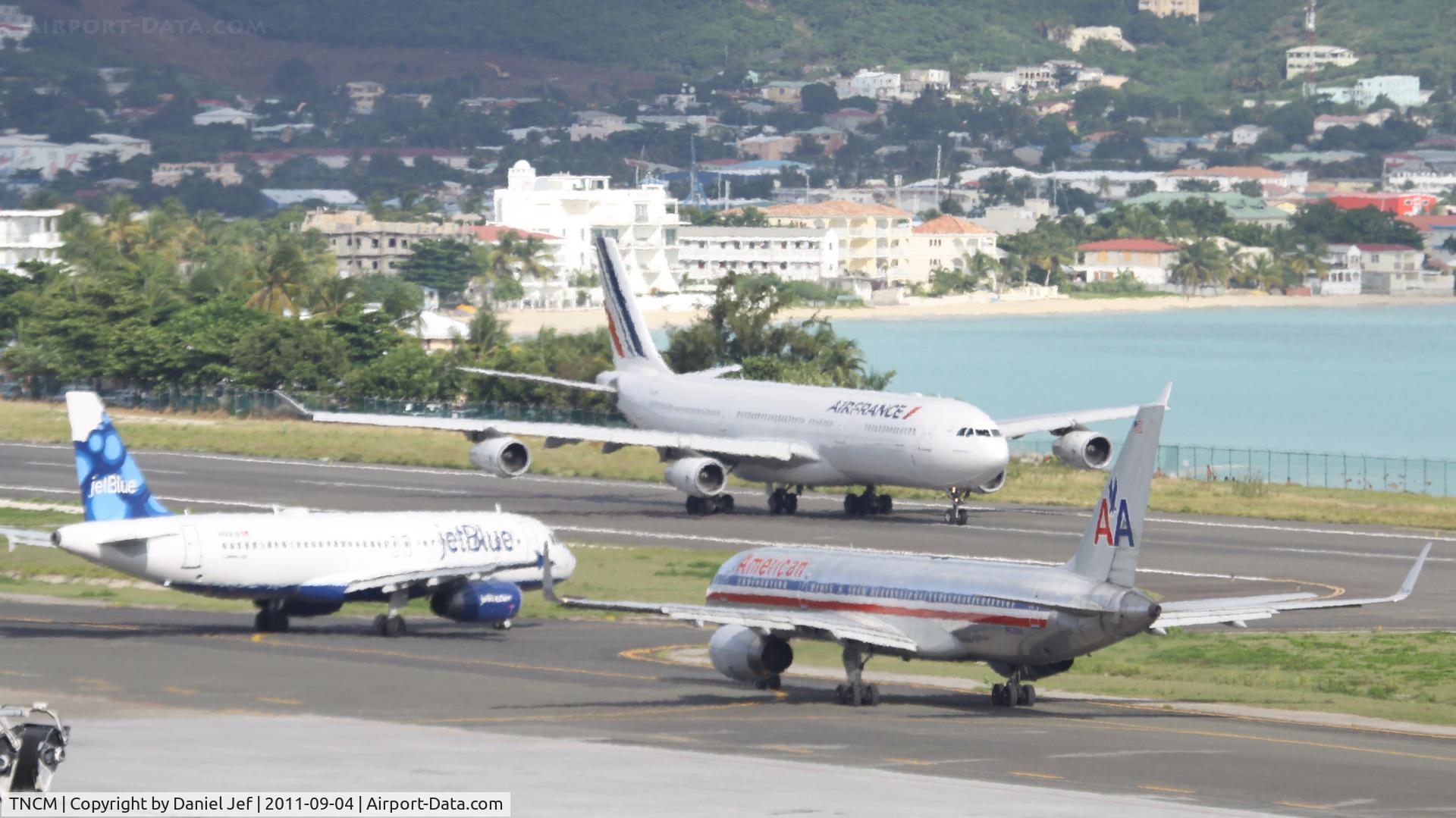 Princess Juliana International Airport, Philipsburg, Sint Maarten Netherlands Antilles (TNCM) - Trafic jam at TNCM