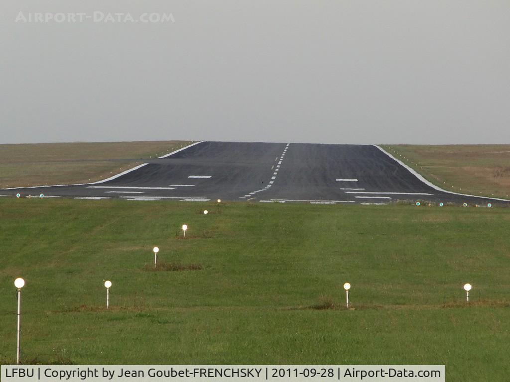 Angoulême Airport, Brie Champniers Airport France (LFBU) - runway 28