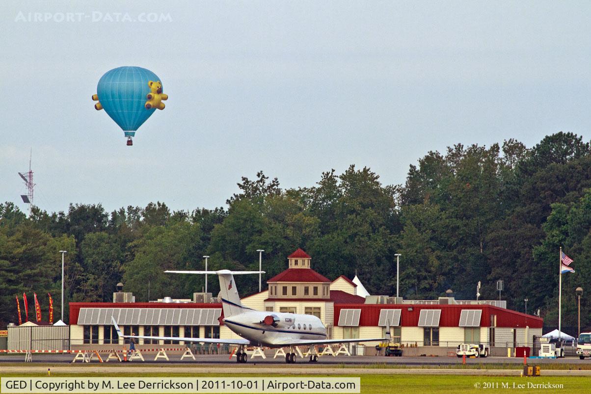 Sussex County Airport (GED) - Terminal at Sussex County Airport.  Hotair balloon was there for the Wings & Wheels Airshow.