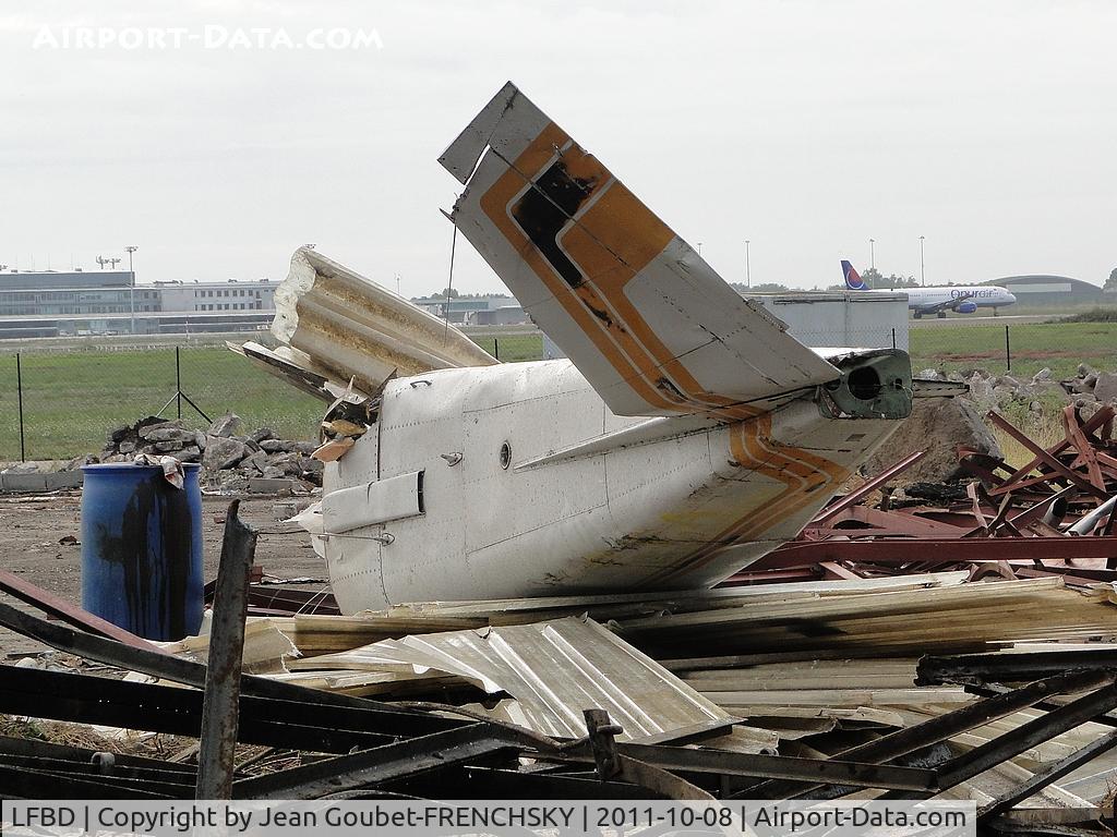Bordeaux Airport, Merignac Airport France (LFBD) - fin de vie pour le hangar et pour l'avion....