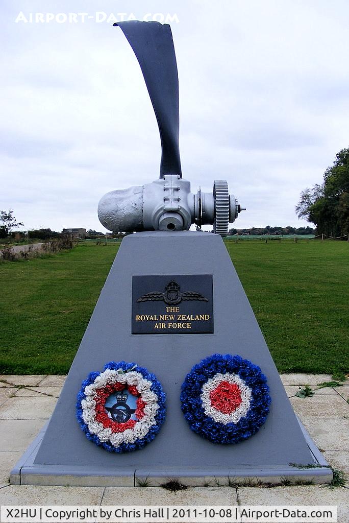 X2HU Airport - Memorial to the RNZAF units that served at RAF Hunsdon