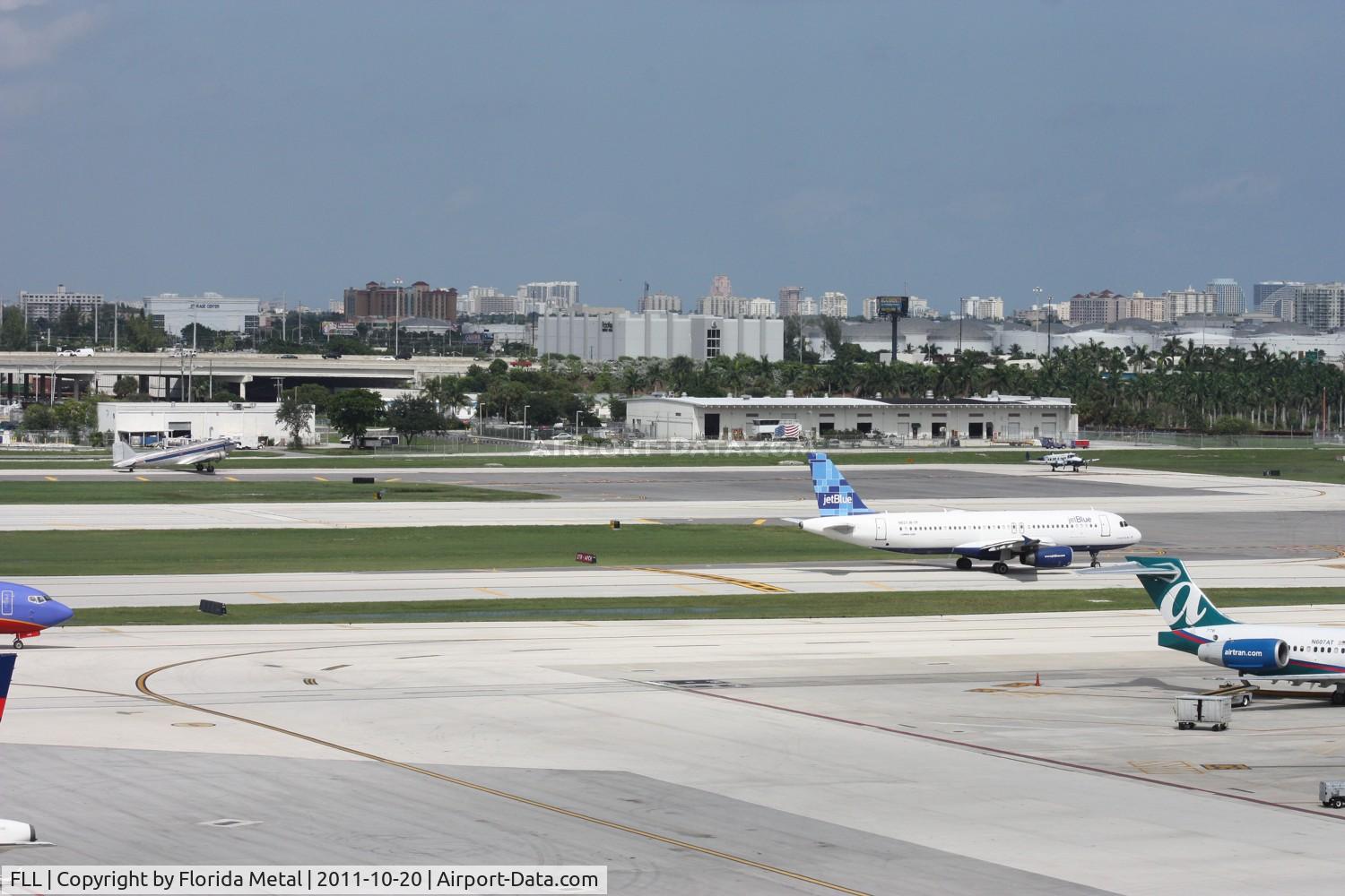 Fort Lauderdale/hollywood International Airport (FLL) - Mix of old and new - Jet Blue A320, DC-3 and turbo Beech 18 waiting to depart
