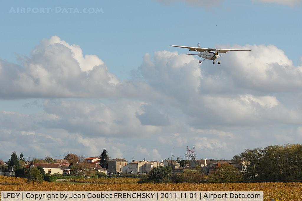 Bordeaux Yvrac Airport, Bordeaux France (LFDY) - C172 BYAC landing