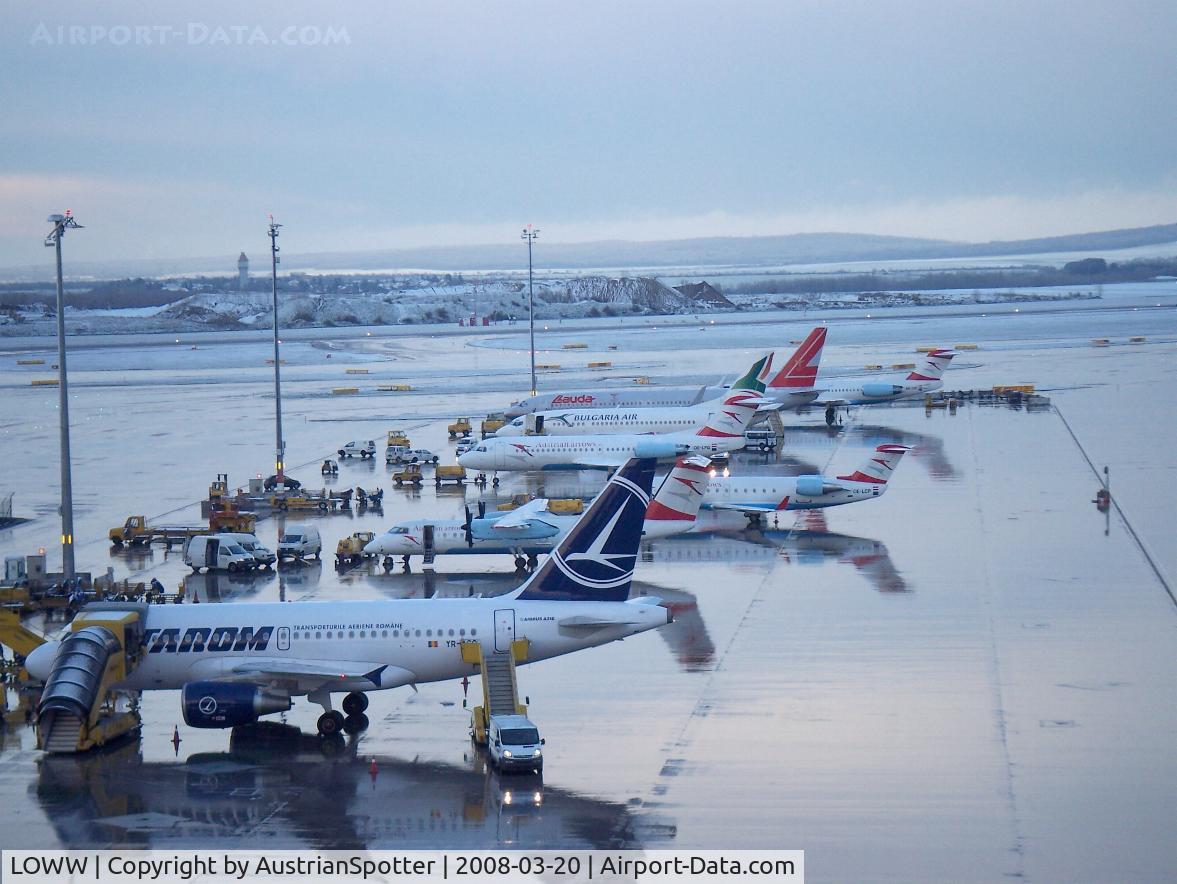 Vienna International Airport, Vienna Austria (LOWW) - Tarom  A 318