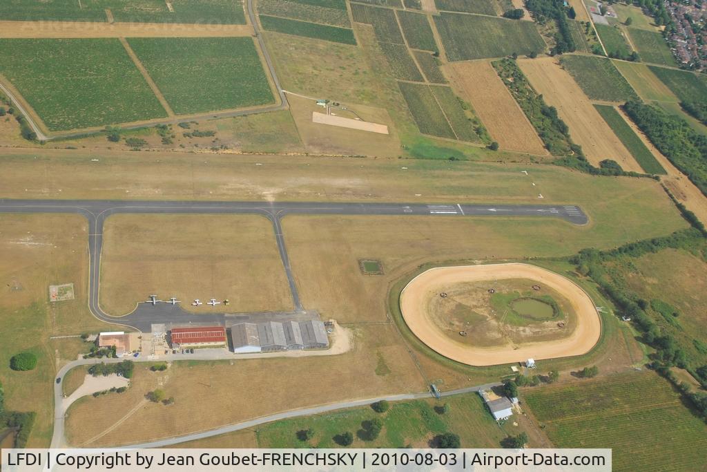 Libourne Artigues-de-Lussac Airport, Libourne France (LFDI) - à la verticale avant la finale