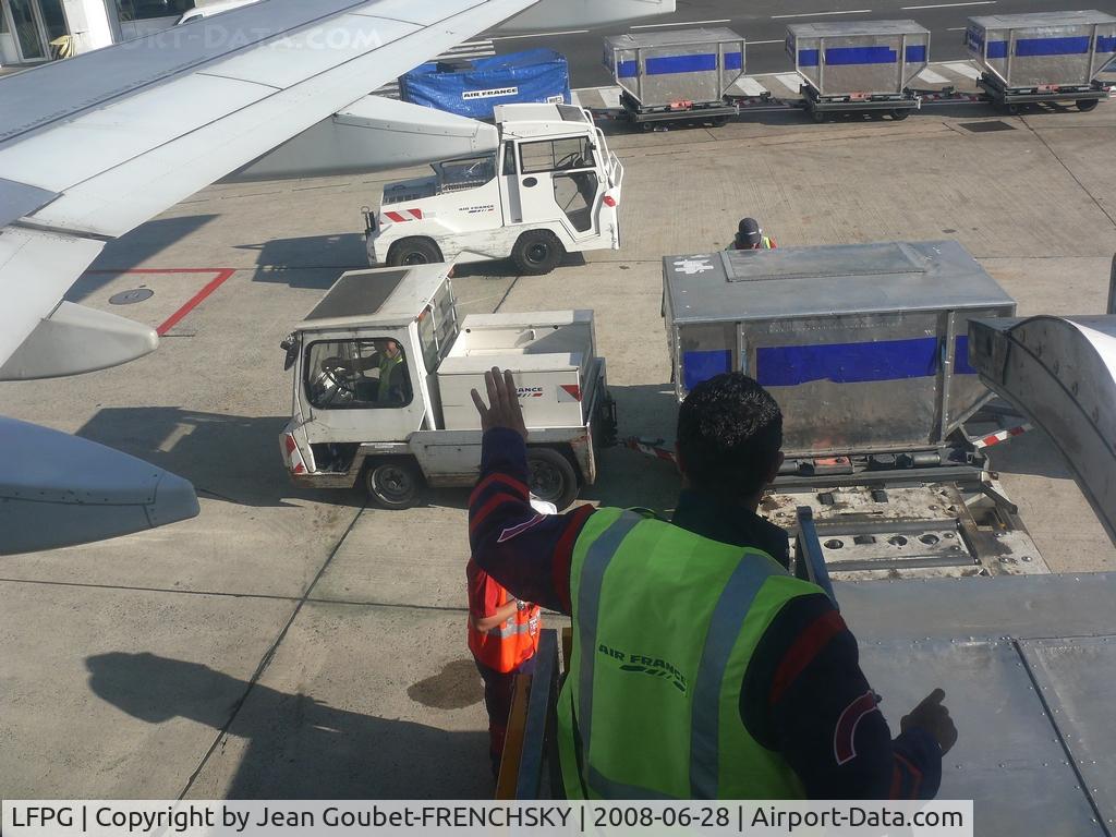 Paris Charles de Gaulle Airport (Roissy Airport), Paris France (LFPG) - vive la piste !