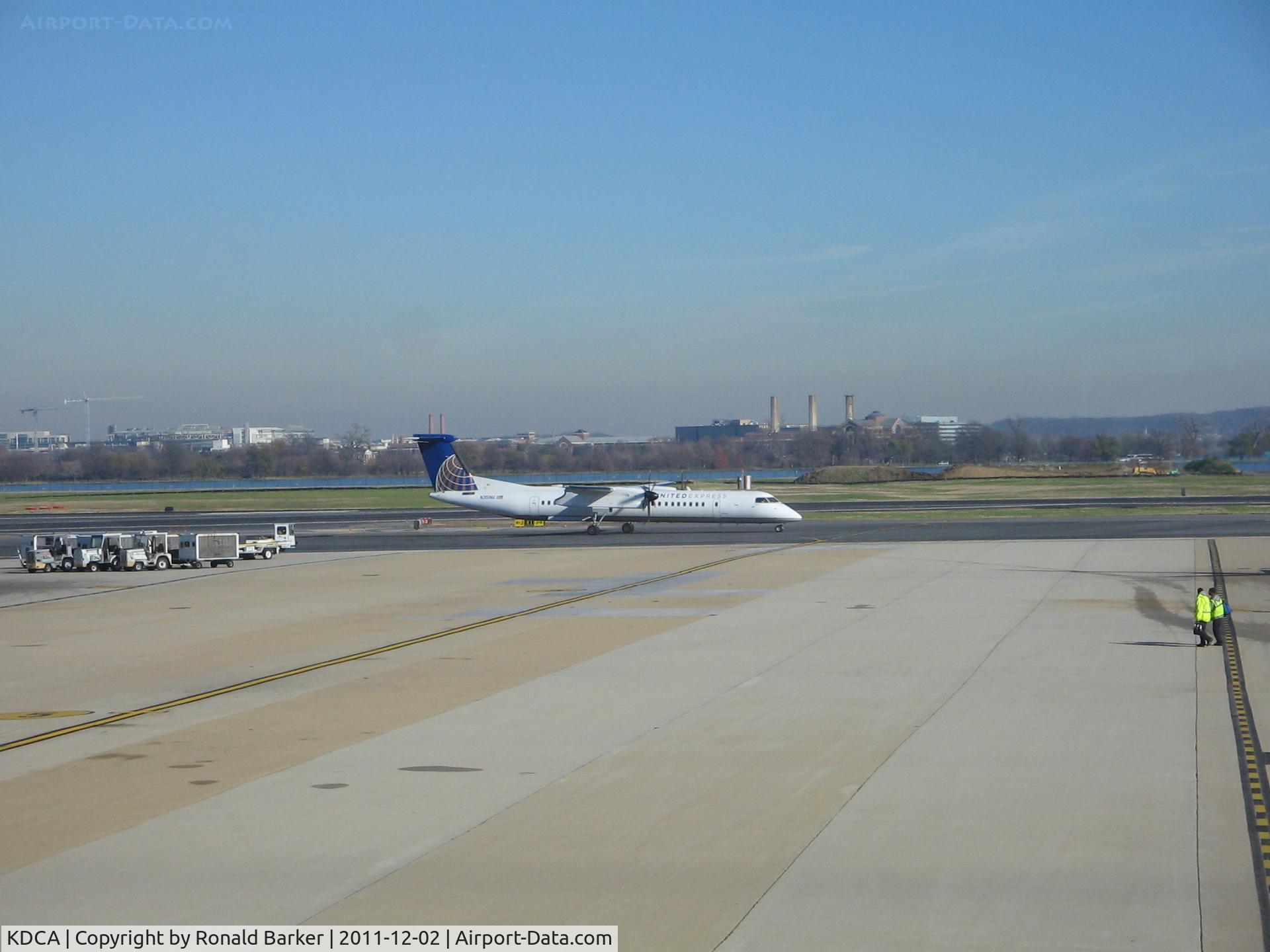 Ronald Reagan Washington National Airport (DCA) - United Dash-8 taxi DCA