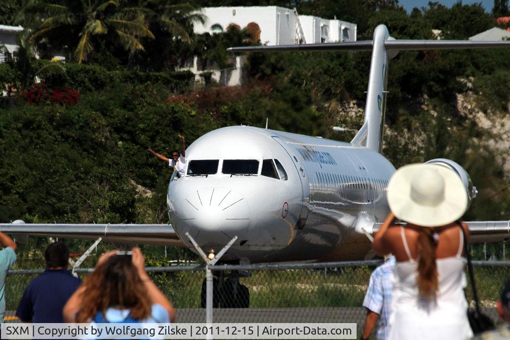 Princess Juliana International Airport, Philipsburg, Sint Maarten Netherlands Antilles (SXM) - Waving Co-Pilot from DAE Fokker 100