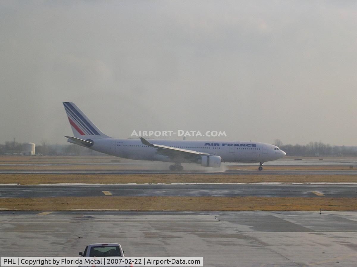 Philadelphia International Airport (PHL) - Air France landing at PHL after rain storm