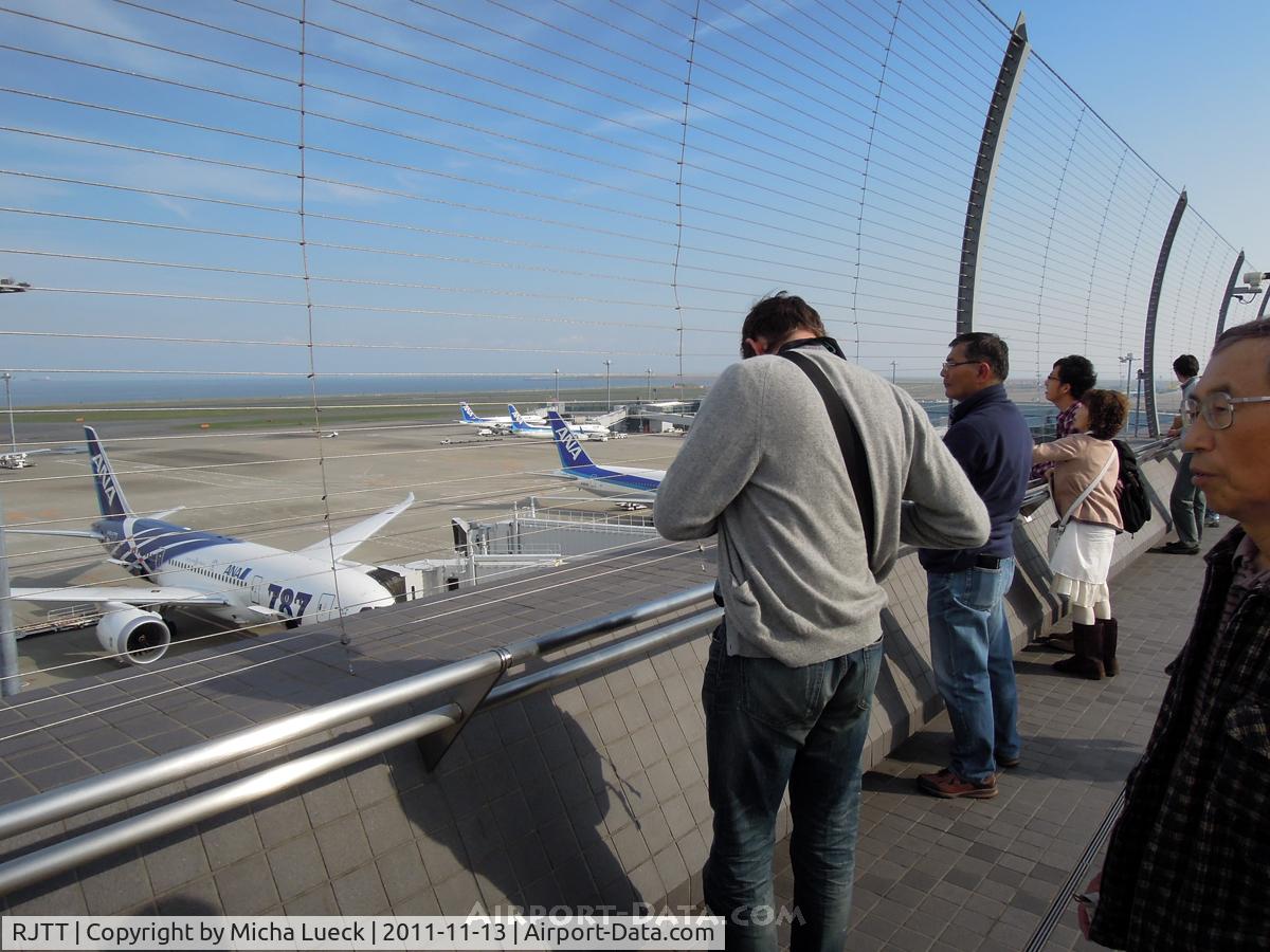 Tokyo International Airport (Haneda), Ota, Tokyo Japan (RJTT) - The B787 draws crowds to the observation deck at Haneda