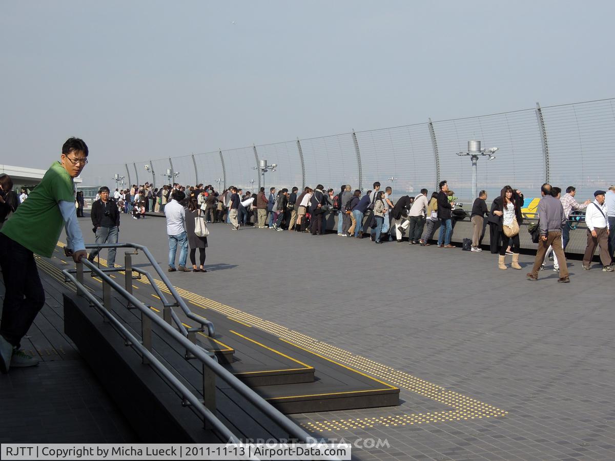 Tokyo International Airport (Haneda), Ota, Tokyo Japan (RJTT) - The B787 draws crowds to the observation deck at Haneda