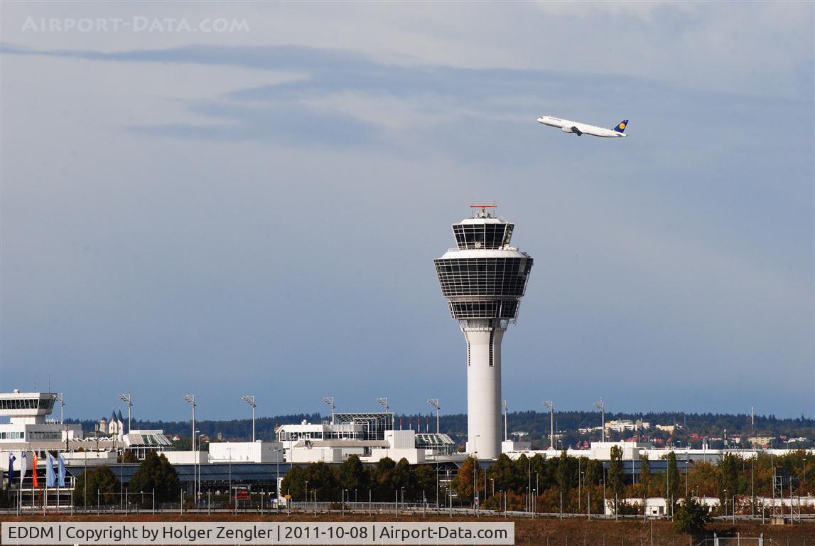 Munich International Airport (Franz Josef Strauß International Airport), Munich Germany (EDDM) - Take-off via rwy 26R.....
