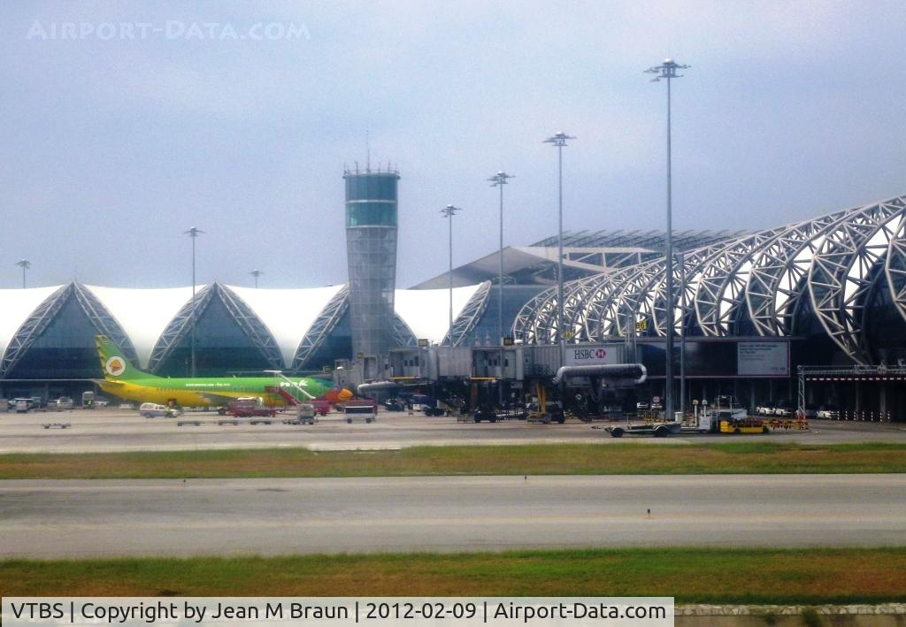 Suvarnabhumi Airport (New Bangkok International Airport), Samut Prakan (near Bangkok) Thailand (VTBS) - New modern facilities. Bangkok's Suvarnabhumi Airport beside Singapore's serve as main hubs /
transit airports in Southeast Asia. Excellent connections to all major AsiaPac cities as well as to all touristic areas within Thailand. Plan a small break and 