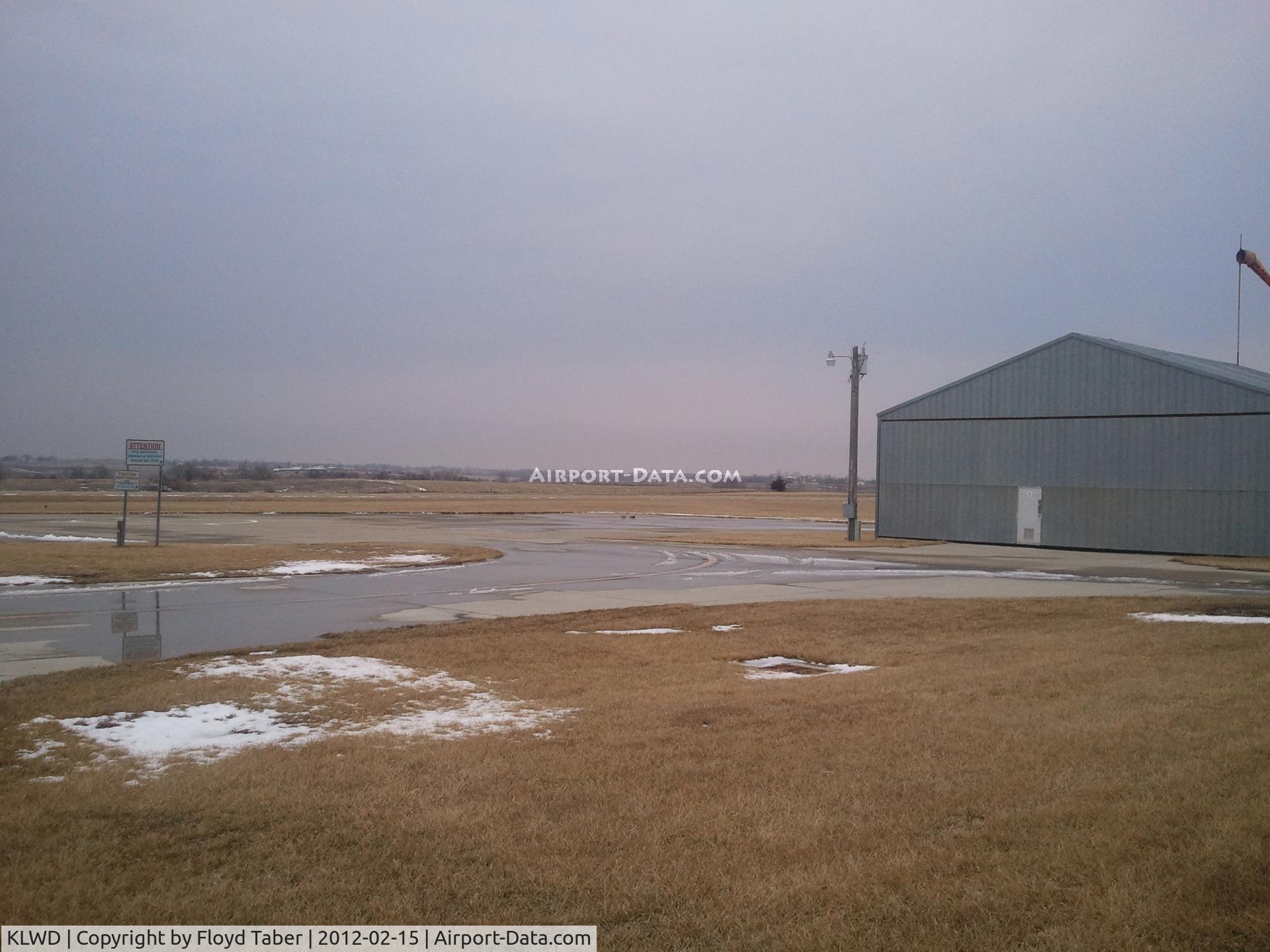 Lamoni Municipal Airport (LWD) - Looking at Ramp Area