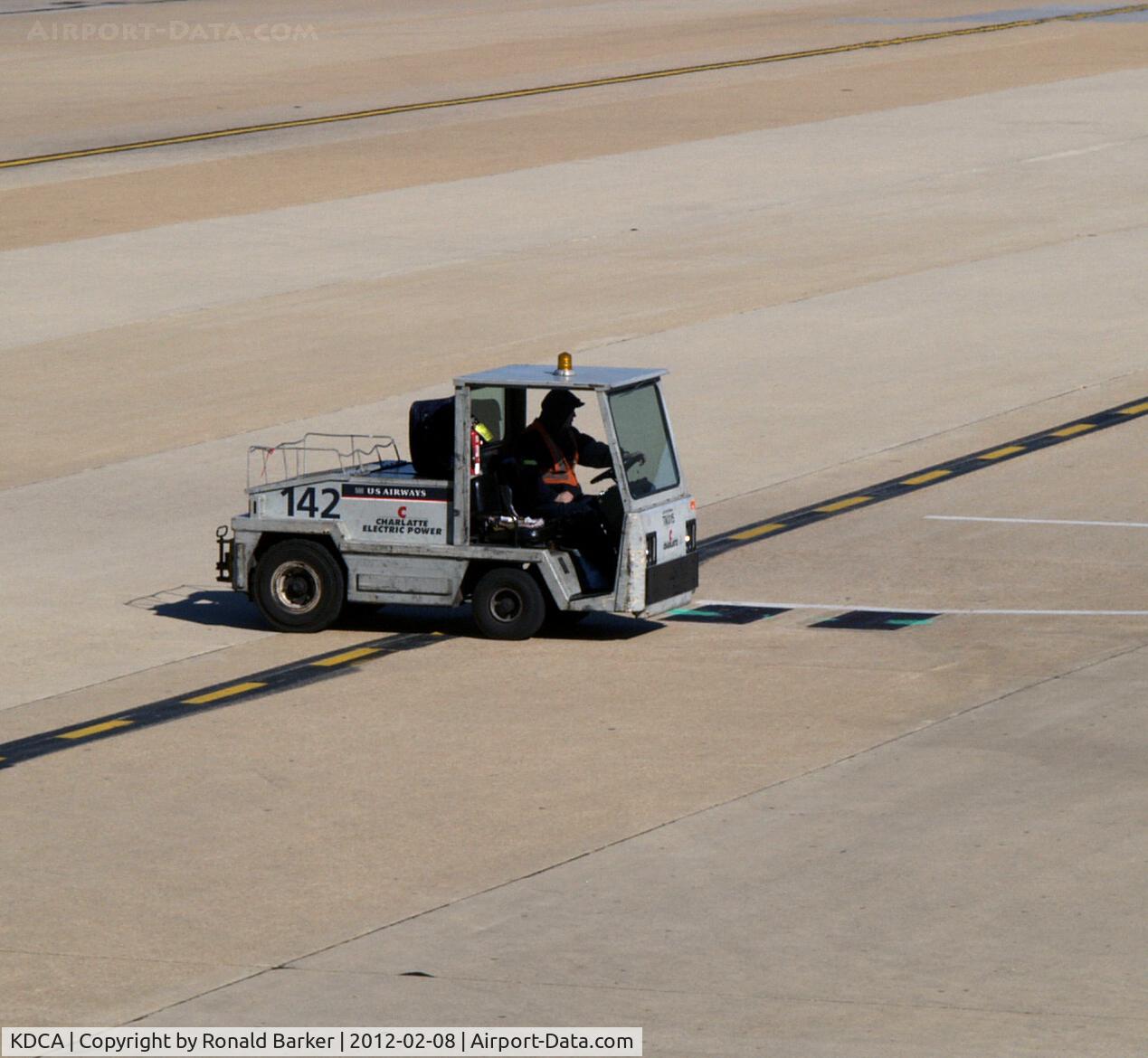 Ronald Reagan Washington National Airport (DCA) - Electric tug 142