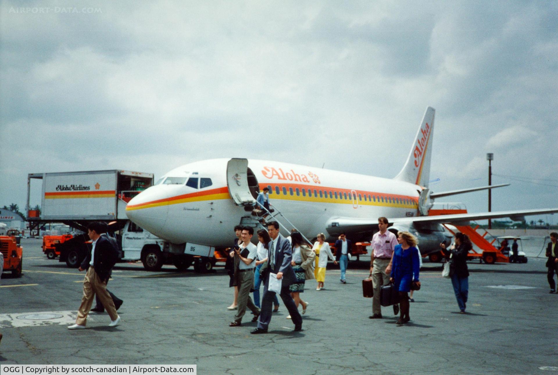 Kahului Airport (OGG) - Aloha Airlines Boeing 737 at Kahului Airport, Maui, HI - April 1992