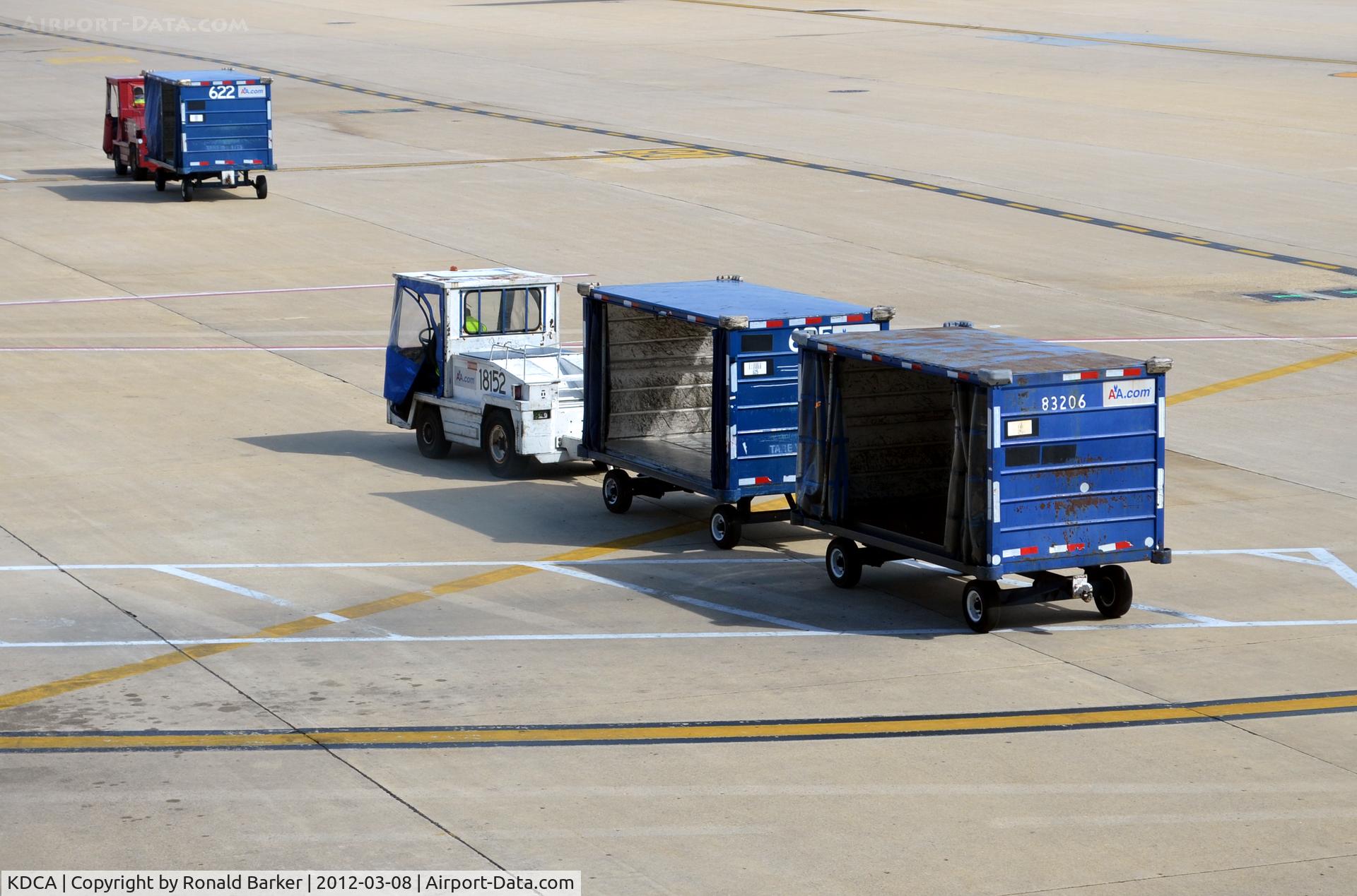 Ronald Reagan Washington National Airport (DCA) - Tug 1852