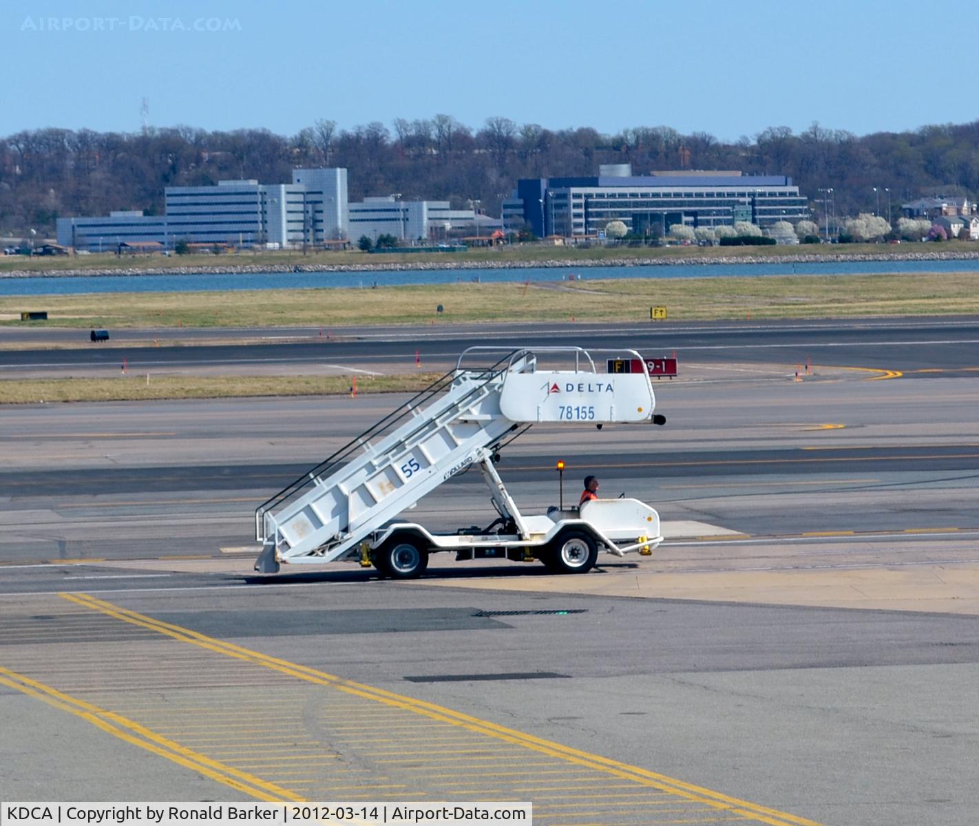 Ronald Reagan Washington National Airport (DCA) - Passenger stand