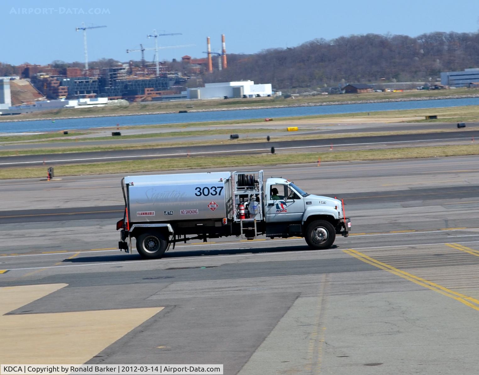 Ronald Reagan Washington National Airport (DCA) - Truck 3037