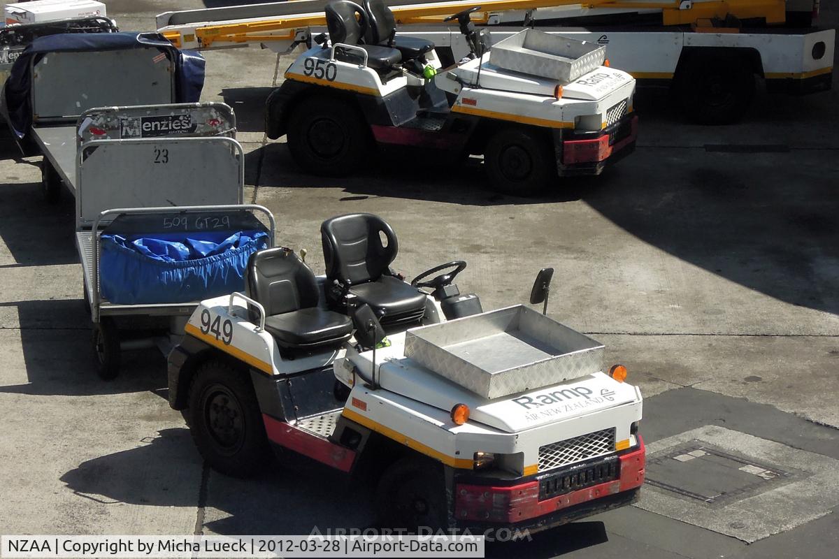 Auckland International Airport, Auckland New Zealand (NZAA) - 949 and 950