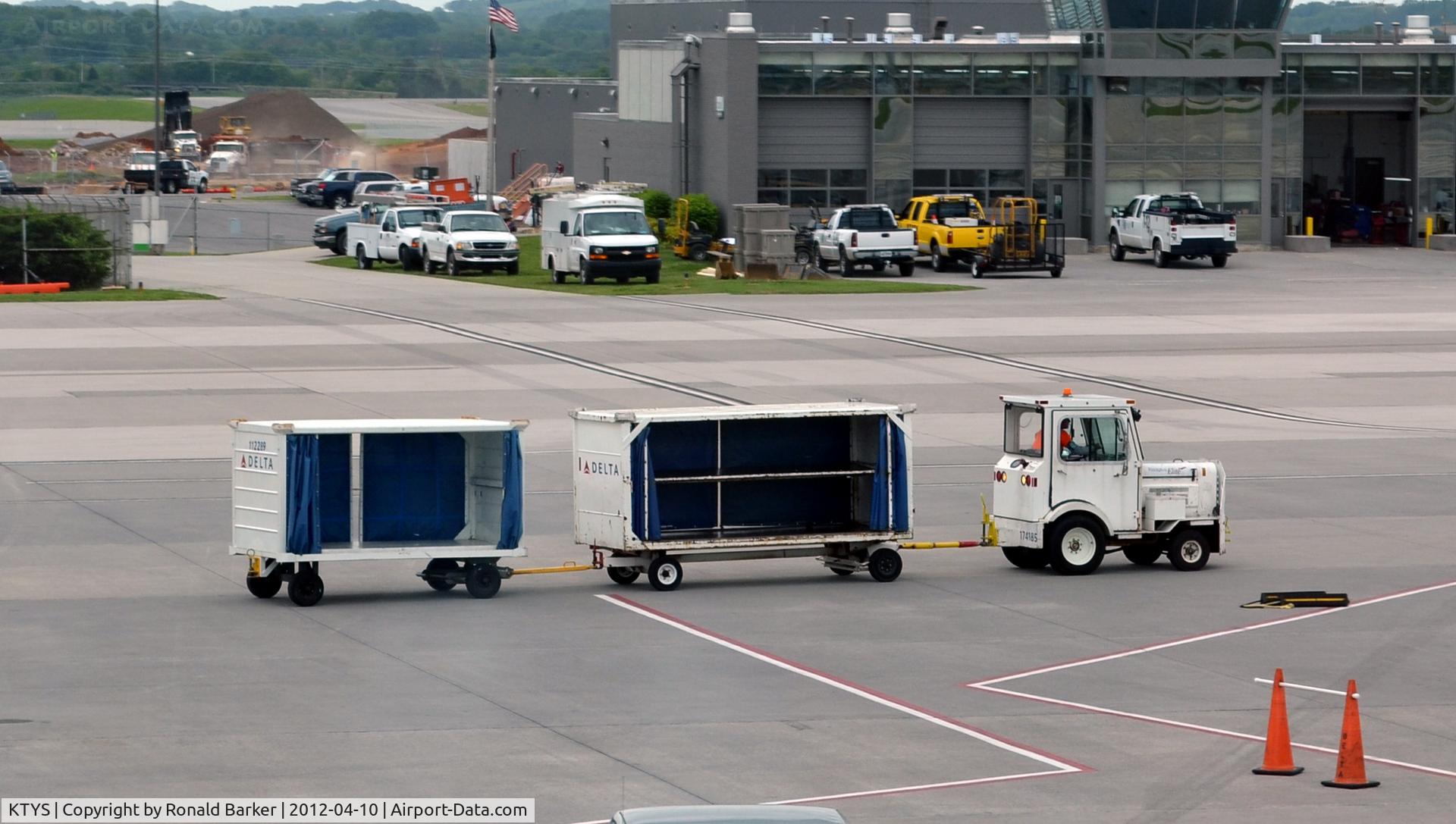 Mc Ghee Tyson Airport (TYS) - Delta Baggage train