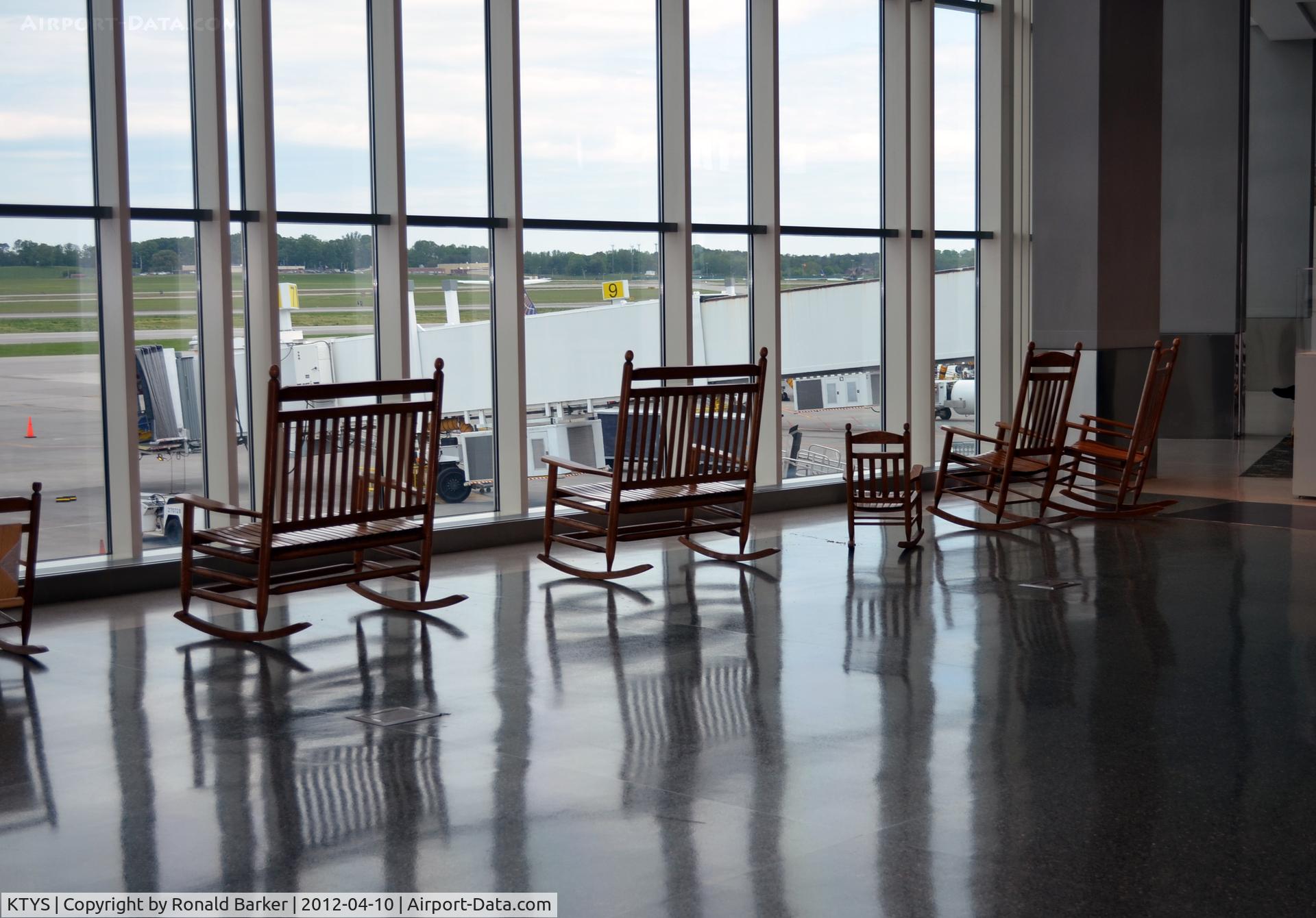 Mc Ghee Tyson Airport (TYS) - Airport chairs