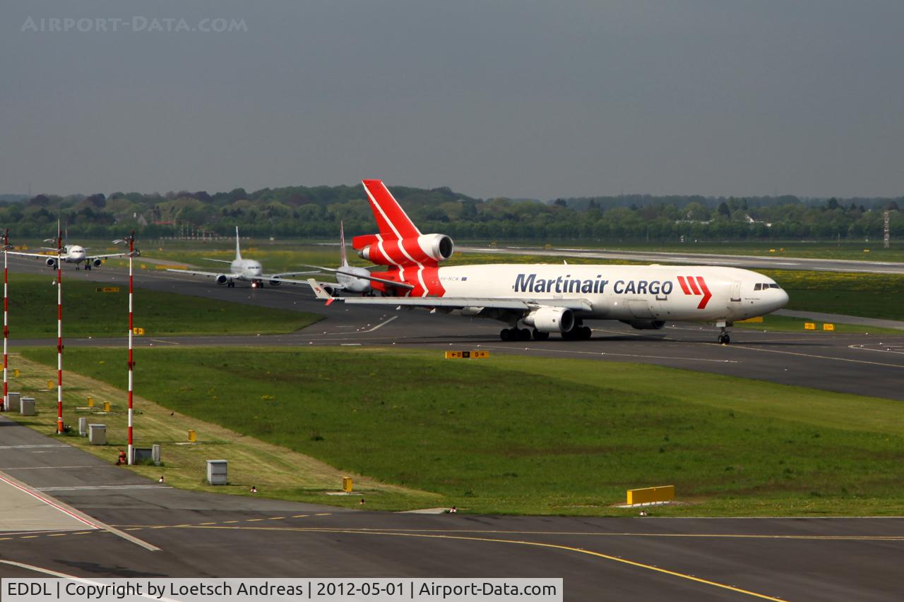 Düsseldorf International Airport, Düsseldorf Germany (EDDL) - busy traffic on taxiway