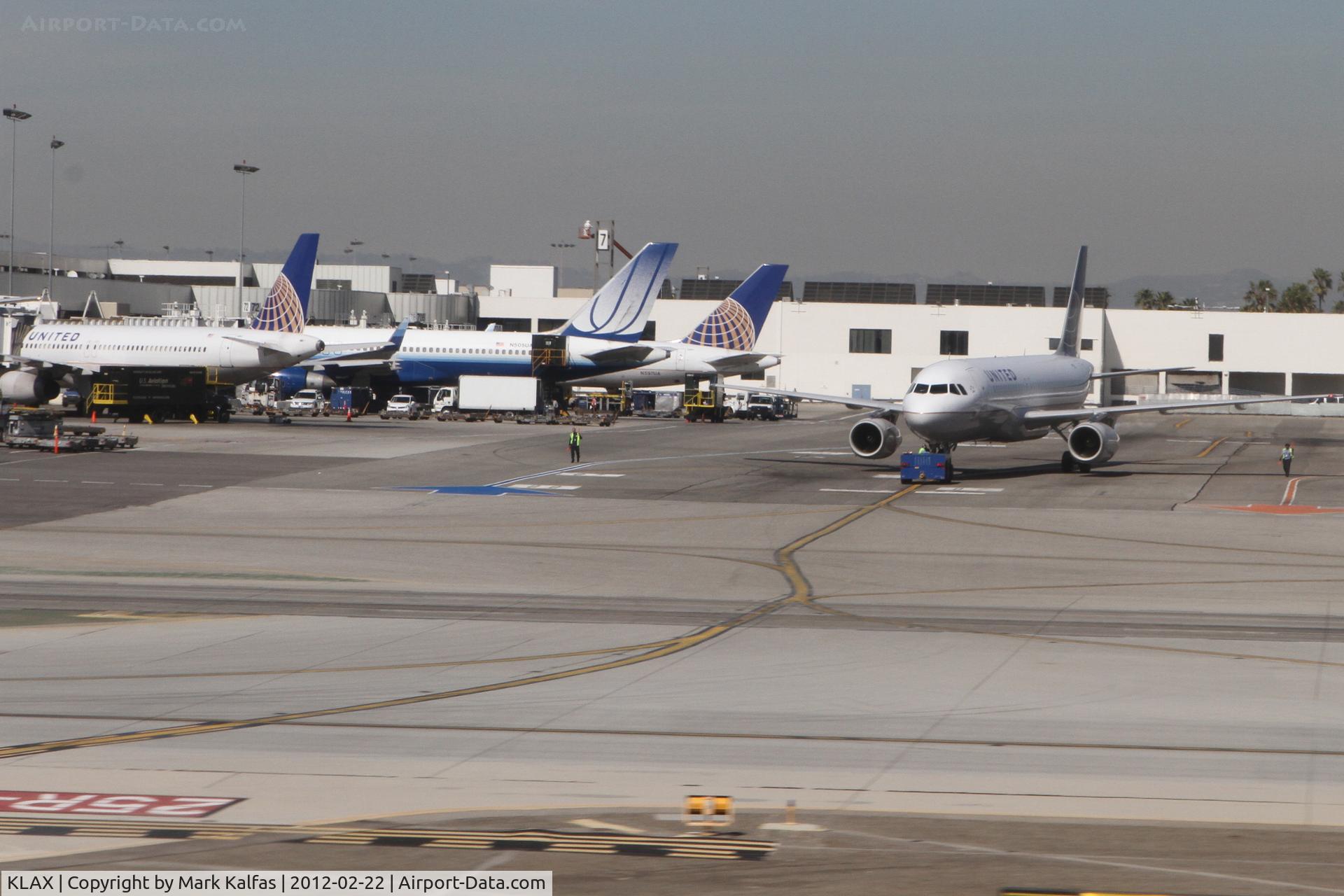 Los Angeles International Airport (LAX) - C6 alleyway KLAX.