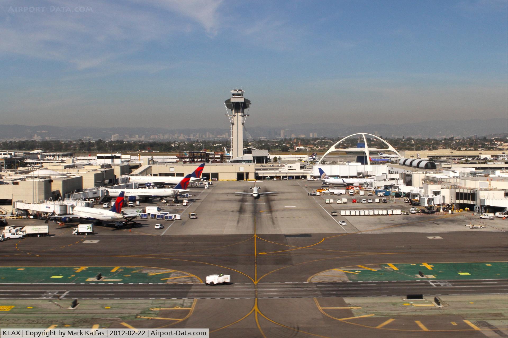 Los Angeles International Airport (LAX) - Looking down alleyway C8 on a 25R departure from KLAX.