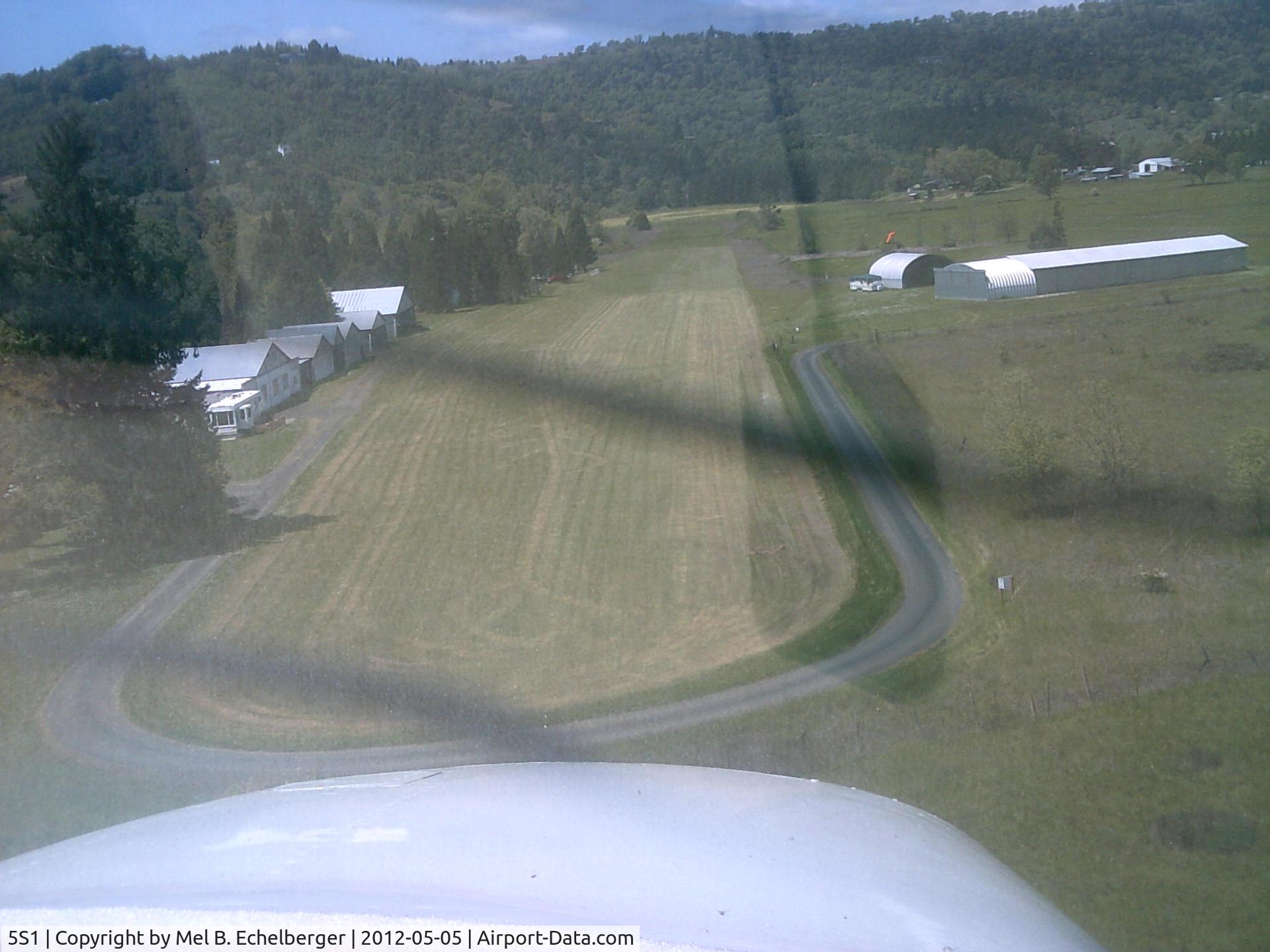 George Felt Airport (5S1) - On final rwy 28, info, monitor 122.8 Roseburg Muni, info on fld hanger says use 122.8, the published on charts and Flight Guide said 122.9. West end of 28 (10) is un-mowed and marshy..... RC Flying Club uses field regularly.