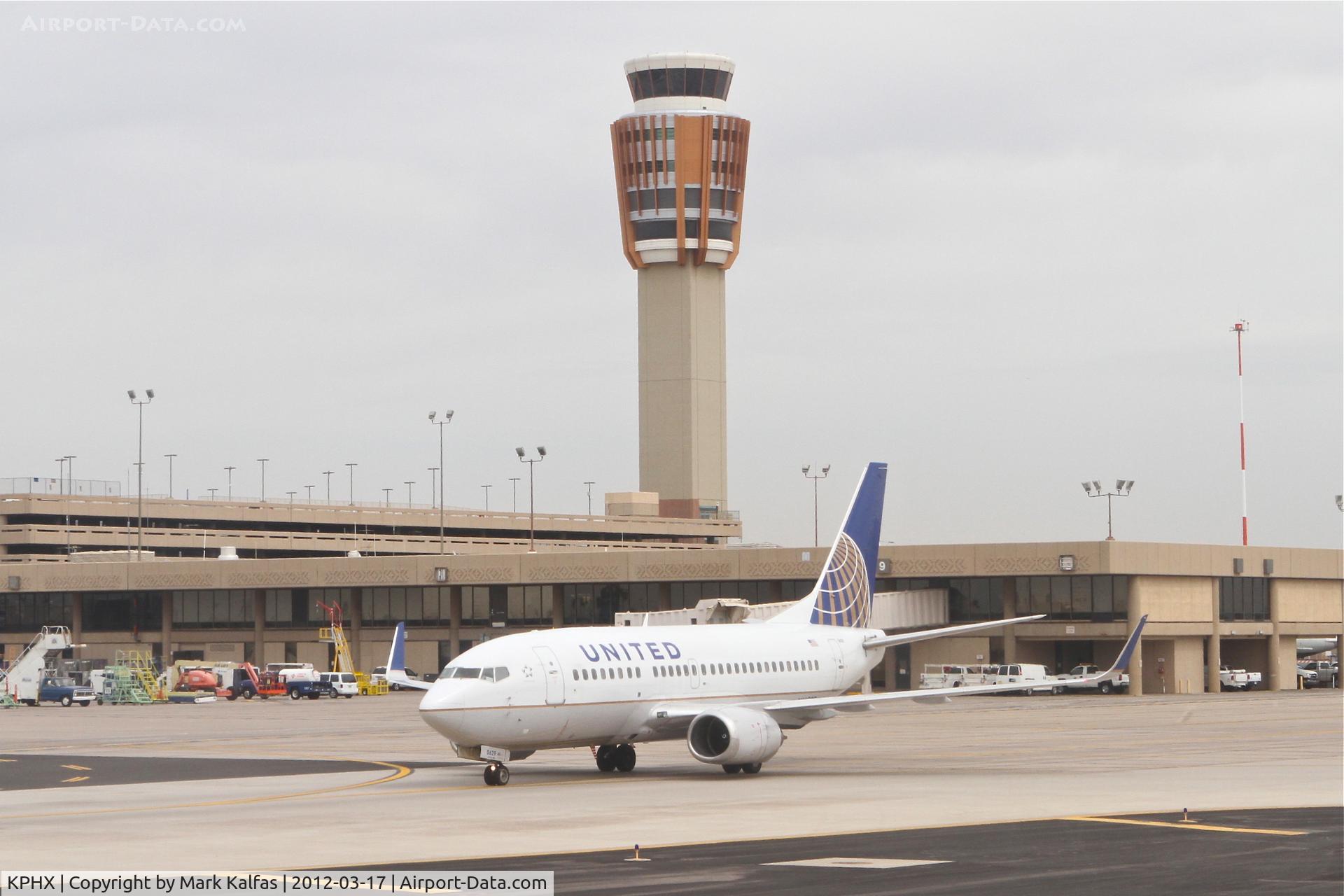 Phoenix Sky Harbor International Airport (PHX) - Phoenix Sky Harbor - United Airlines Boeing 737-524 operating as flight #1620, on TWY D after arriving from Houston's Bush Intercontinental Airport/KIAH.
