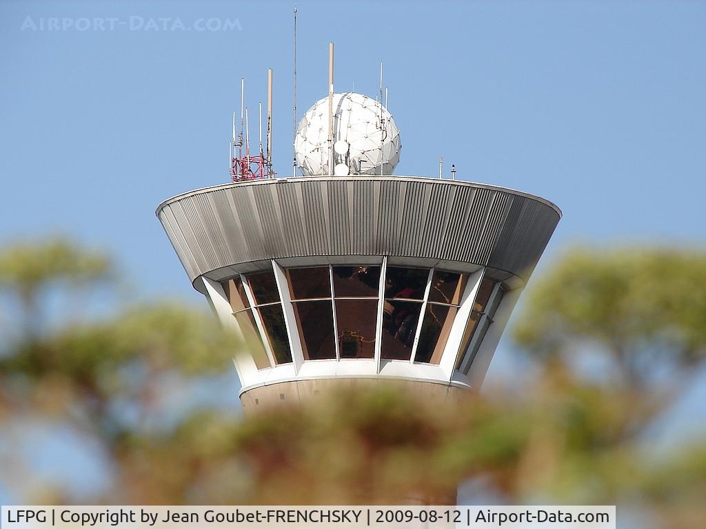 Paris Charles de Gaulle Airport (Roissy Airport), Paris France (LFPG) - une des tours de CDG