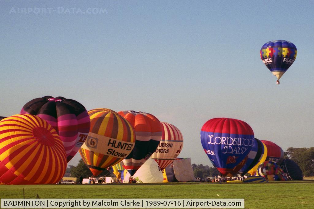 BADMINTON Airport - A mass balloon departure at the end of Badminton Air Day in 1989.