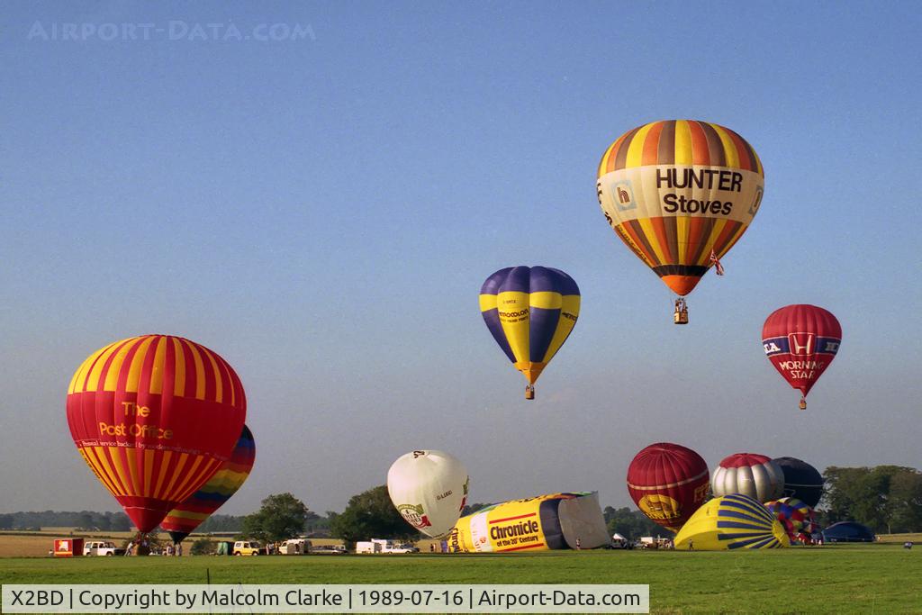 X2BD Airport -  A mass balloon departure at the end of Badminton Air Day in 1989.