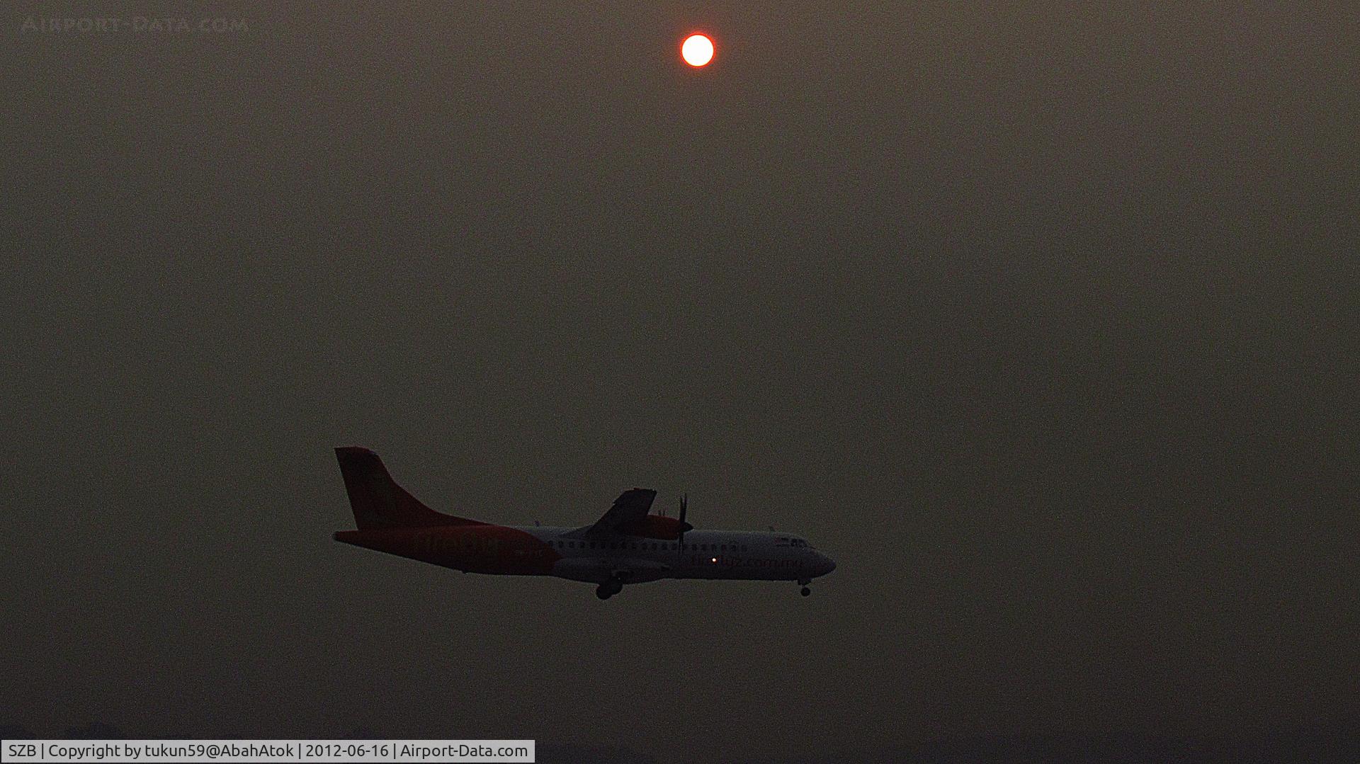 Sultan Abdul Aziz Shah Airport, Subang Jaya, Selangor Malaysia (SZB) - Sultan Abdul Aziz Shah Airport Sky Park Subang.
hazy morning...