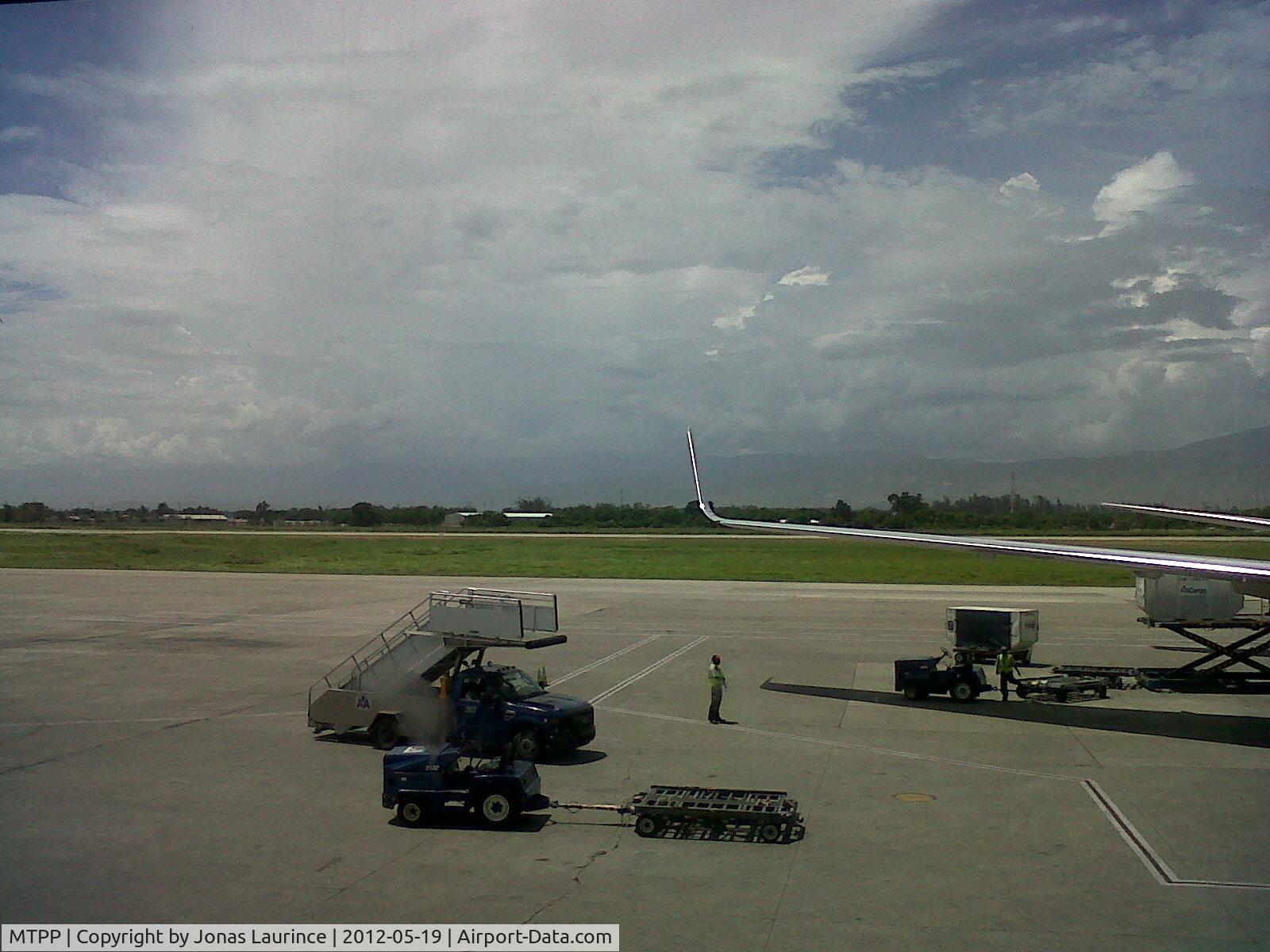 Port-au-Prince International Airport (Toussaint Louverture Int'l), Port-au-Prince Haiti (MTPP) - The American Airlines aircraft at destination to New York City (JFK) at the Toussaint Louverture International Airport of Port-au-Prince (PAP)