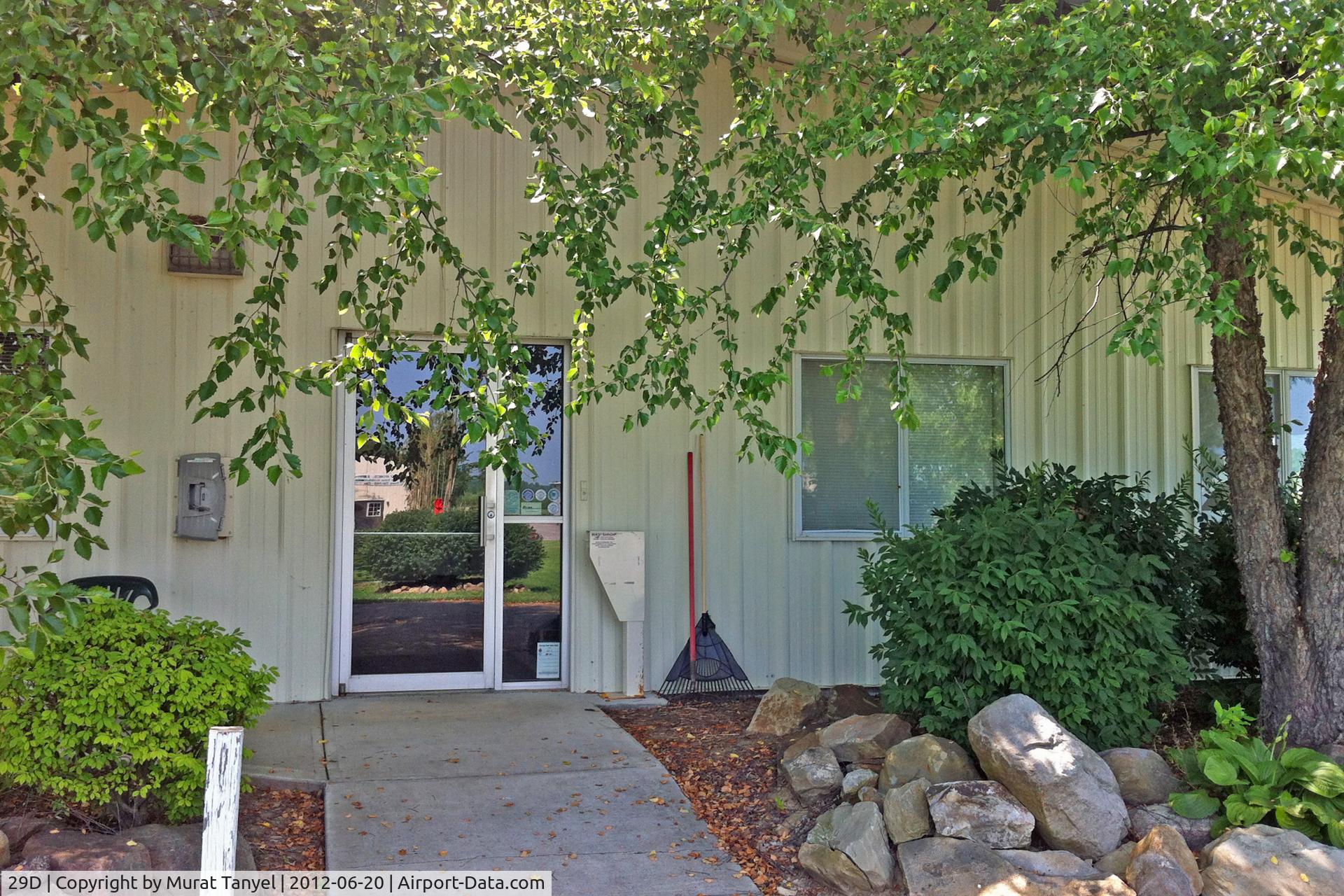 Grove City Airport (29D) - The entrance to the 