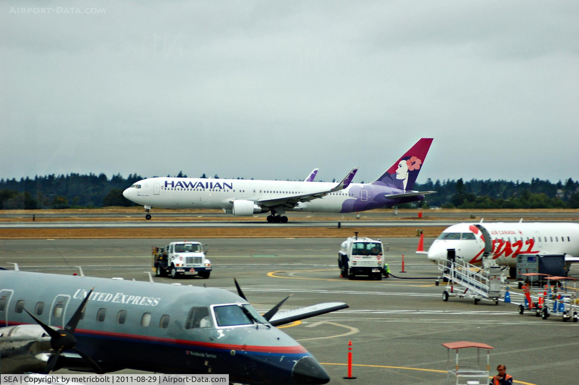 Seattle-tacoma International Airport (SEA) - Hawaiian B767 take off